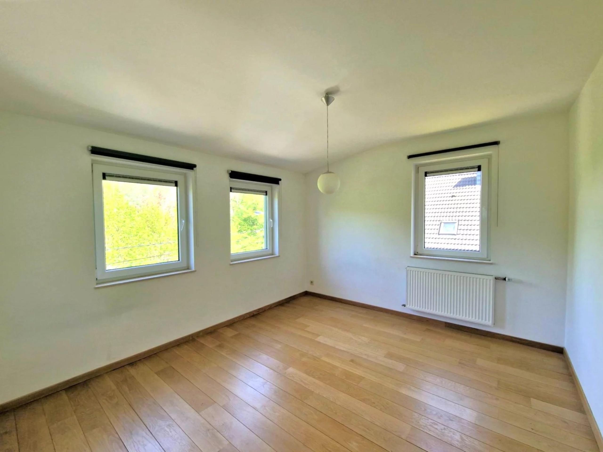 Vendu sans conditions! Maison 3 façades, 3 chambres et jardin
