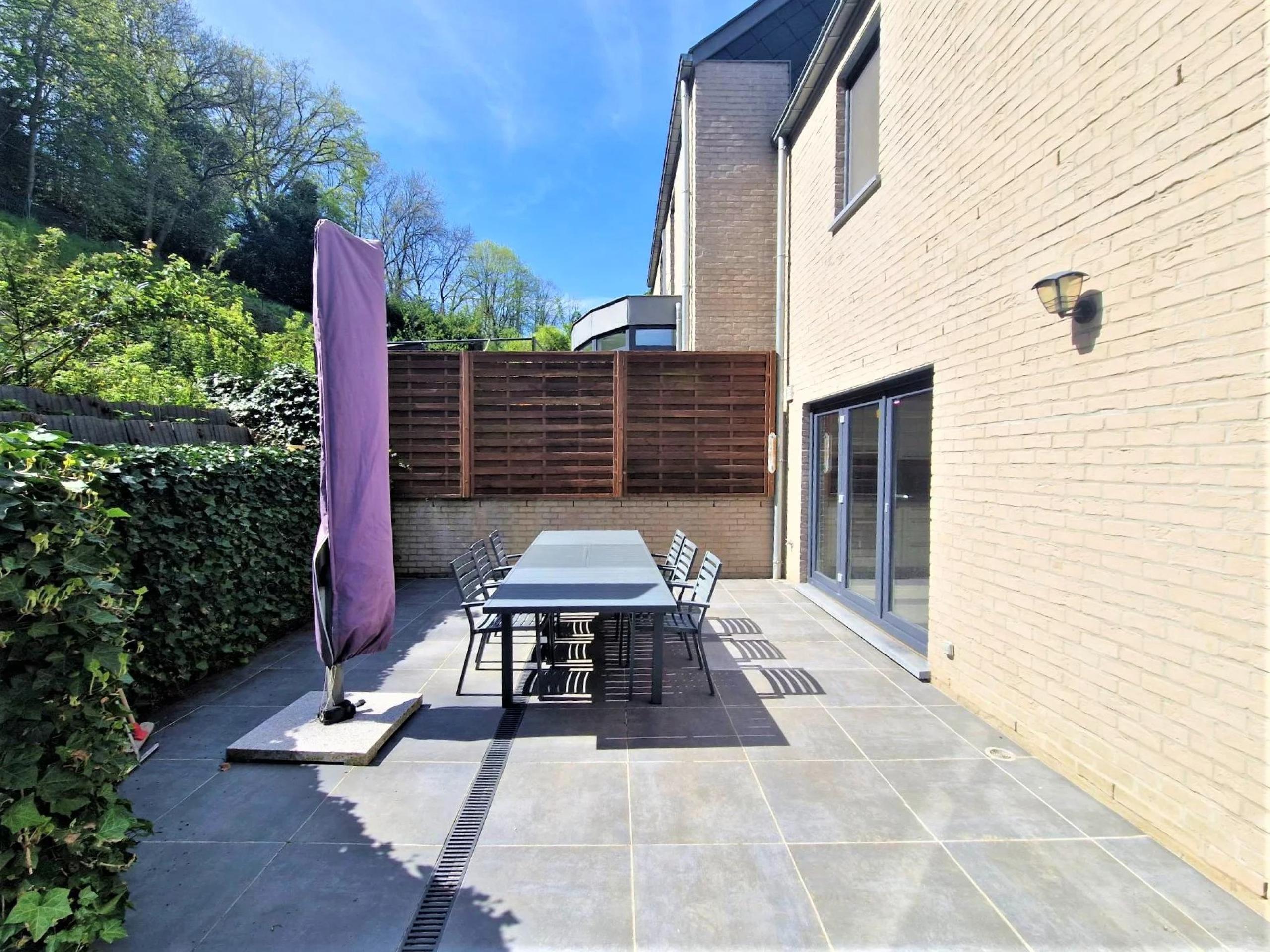 Vendu sans conditions! Maison 3 façades, 3 chambres et jardin