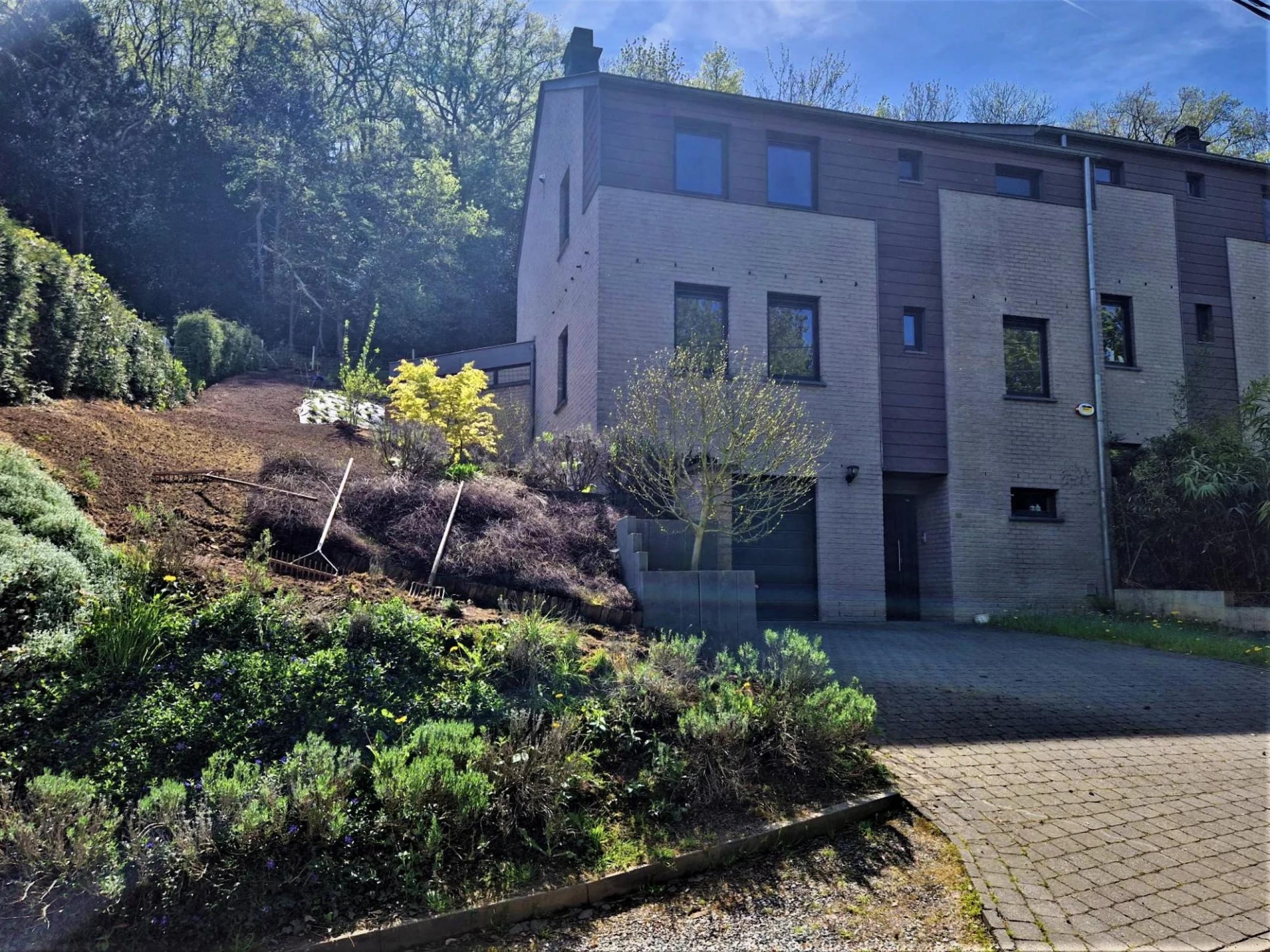 Vendu sans conditions! Maison 3 façades, 3 chambres et jardin