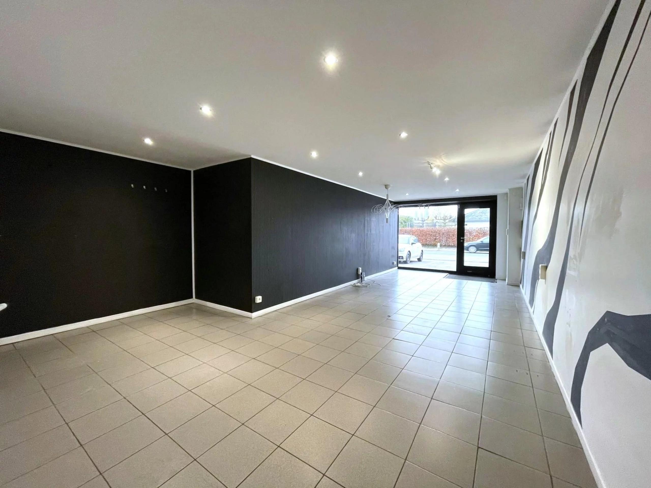 Loué ! Commerce +/- 73 m² situé en bord de grand route