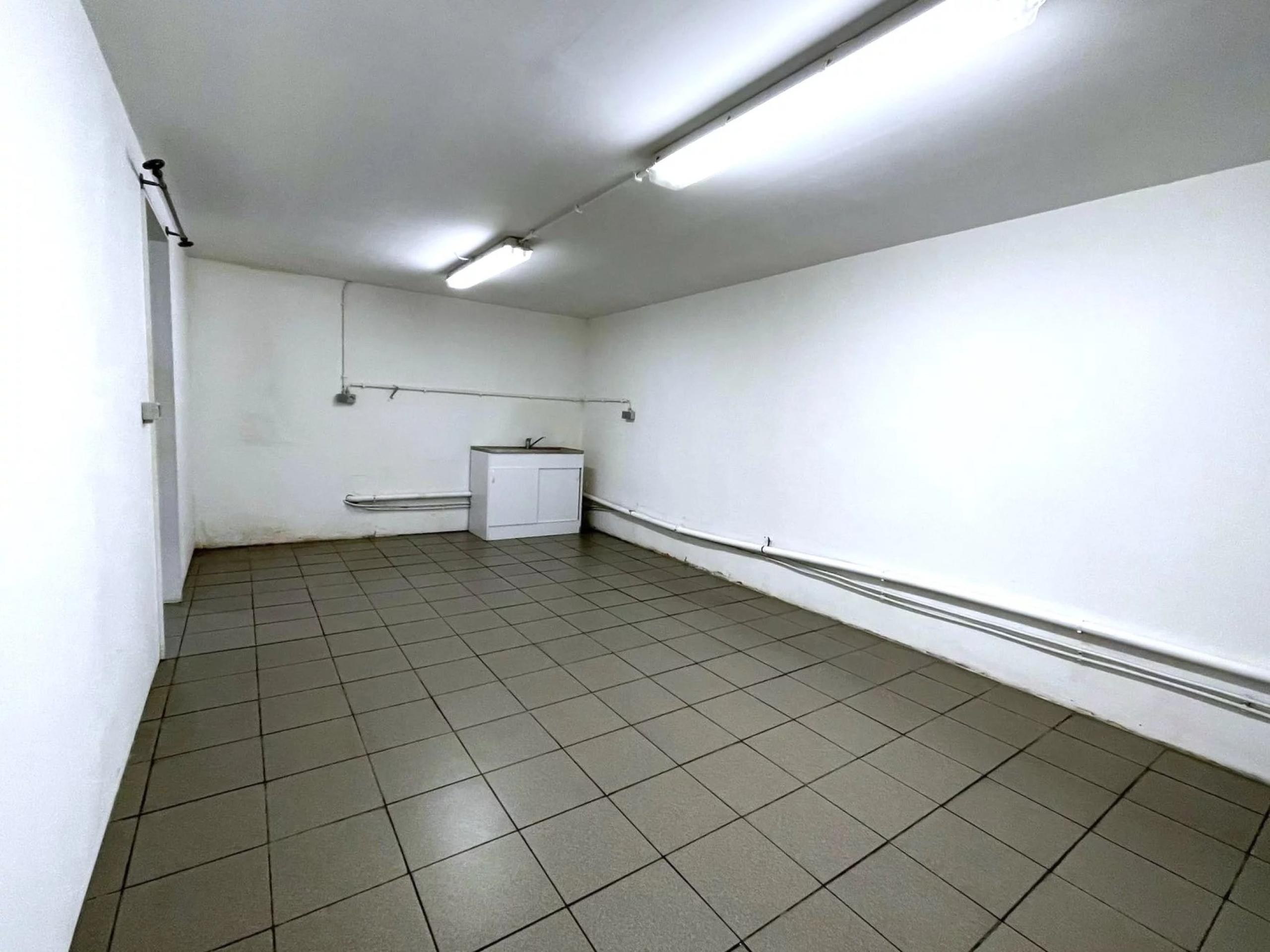 Loué ! Commerce +/- 73 m² situé en bord de grand route