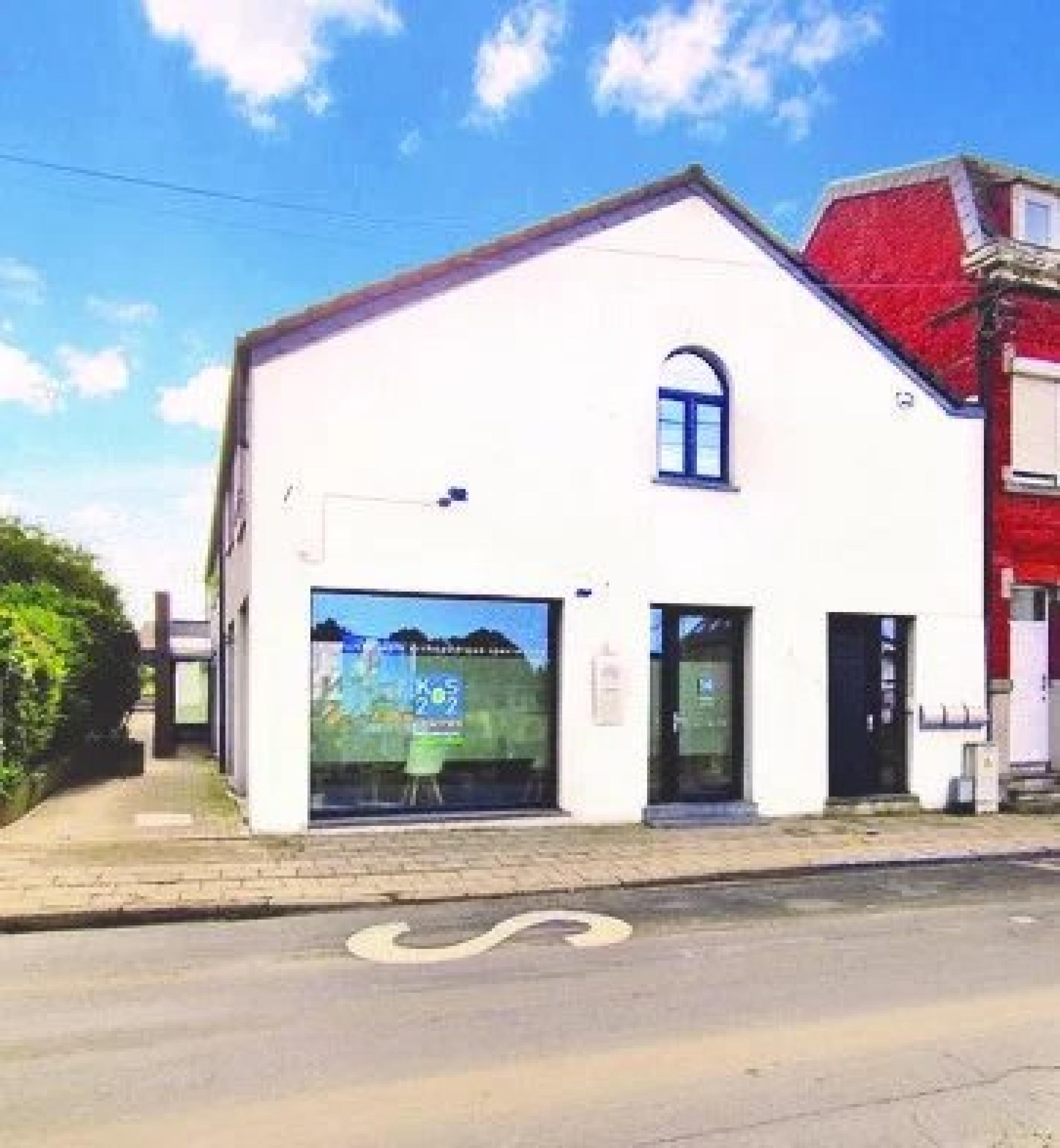 Loué ! Loué ! Bureau professionnel et 3 places de parking