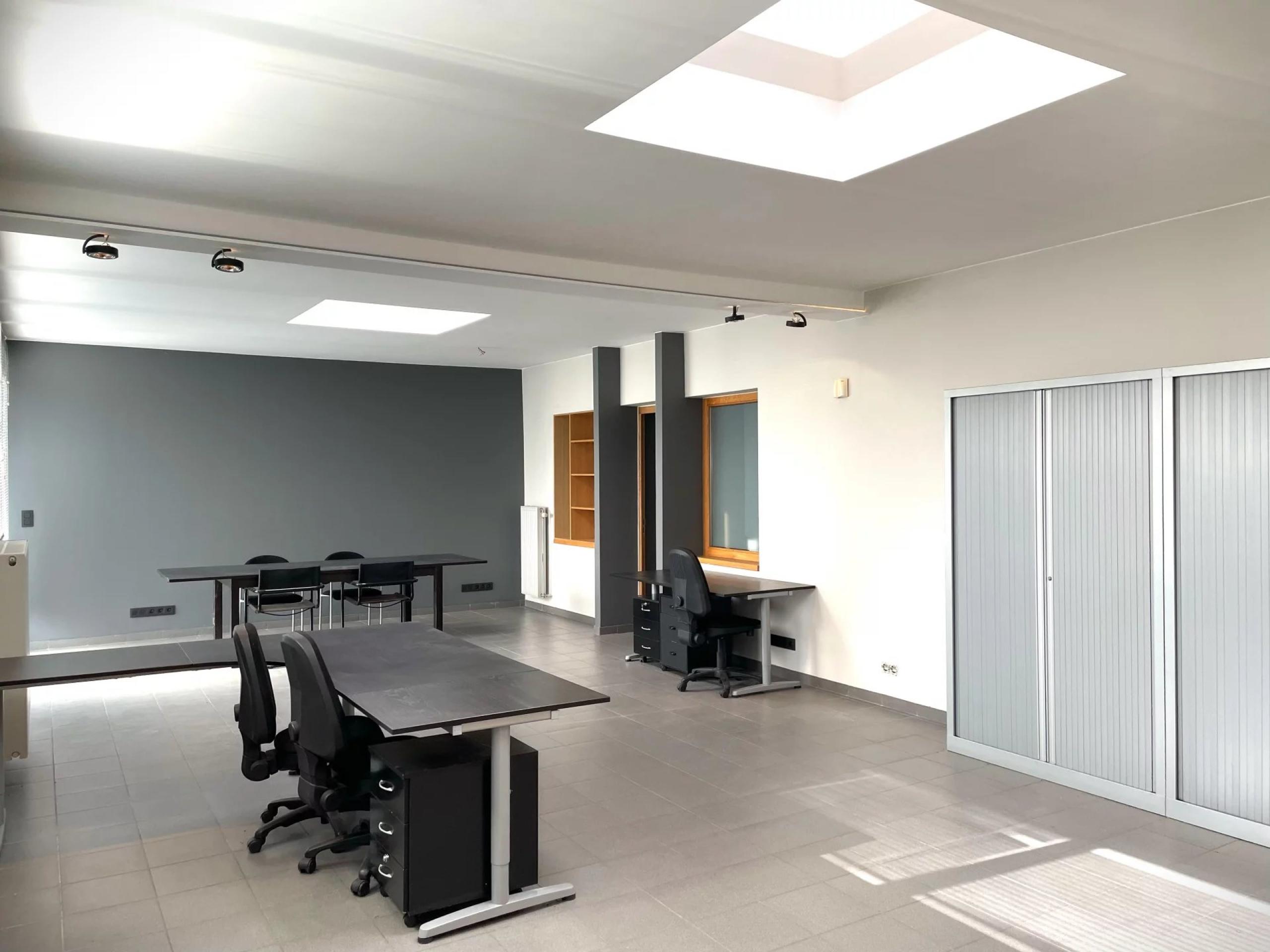 Loué ! Loué ! Bureau professionnel et 3 places de parking