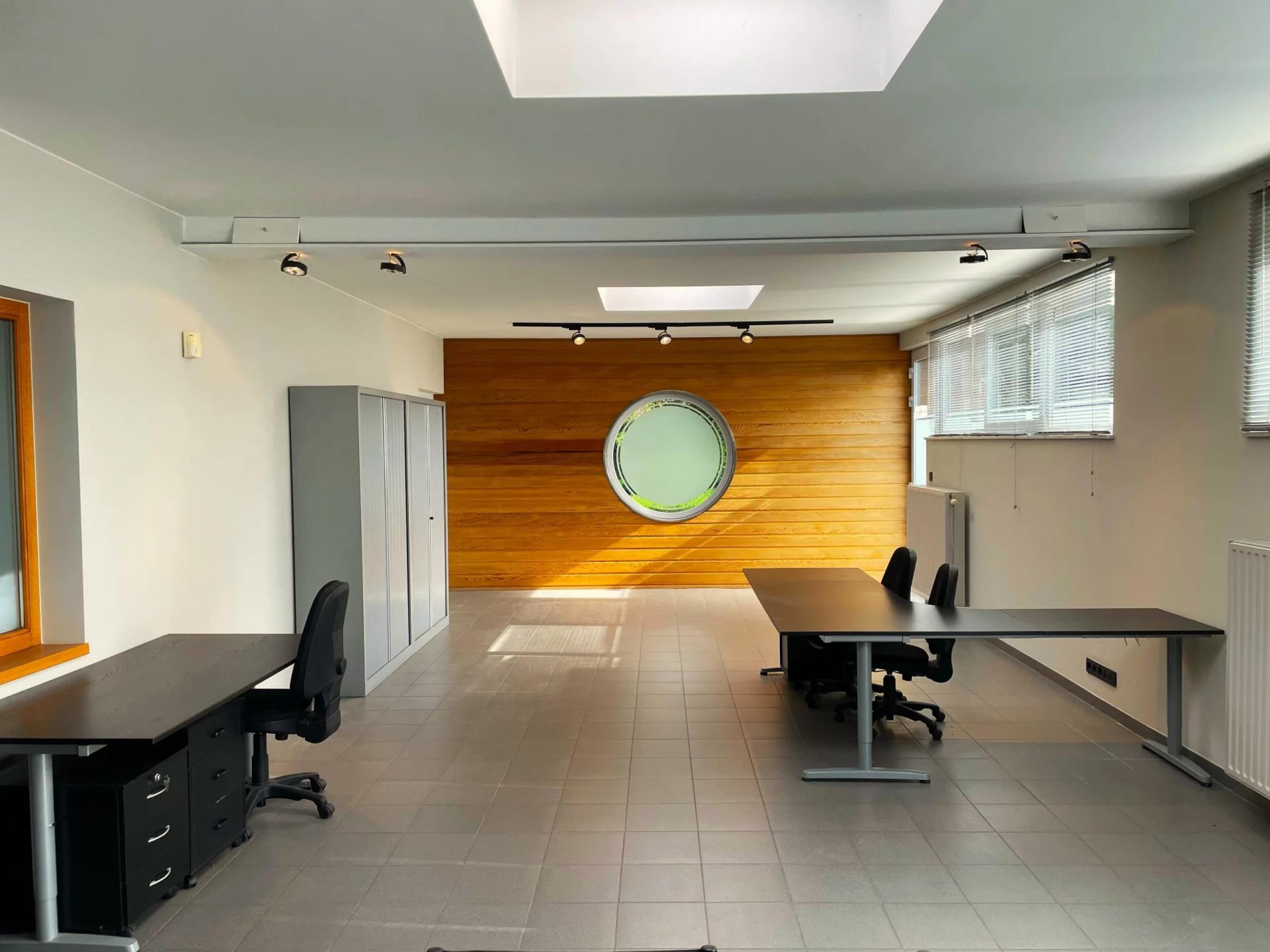 Loué ! Loué ! Bureau professionnel et 3 places de parking