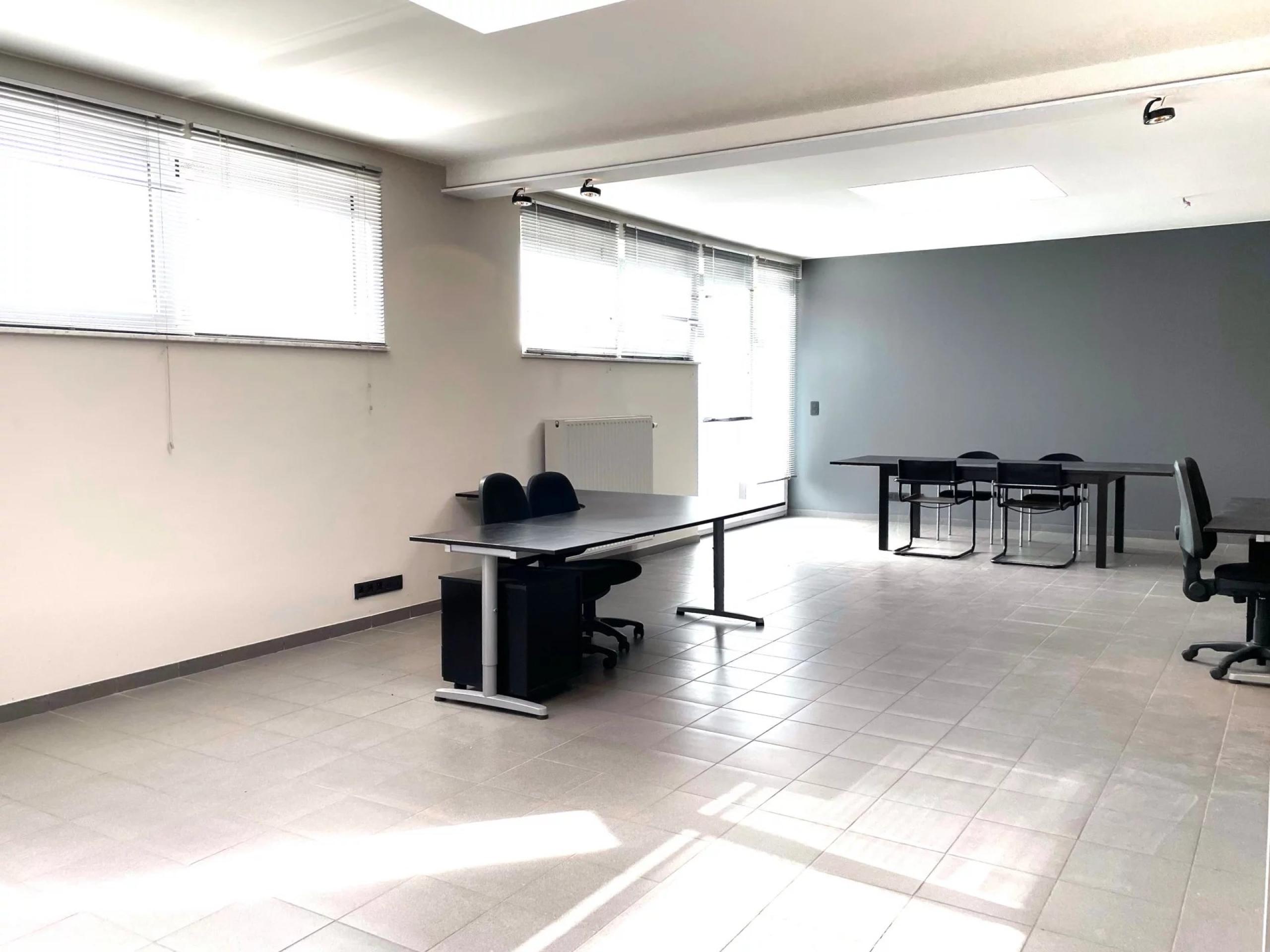 Loué ! Loué ! Bureau professionnel et 3 places de parking