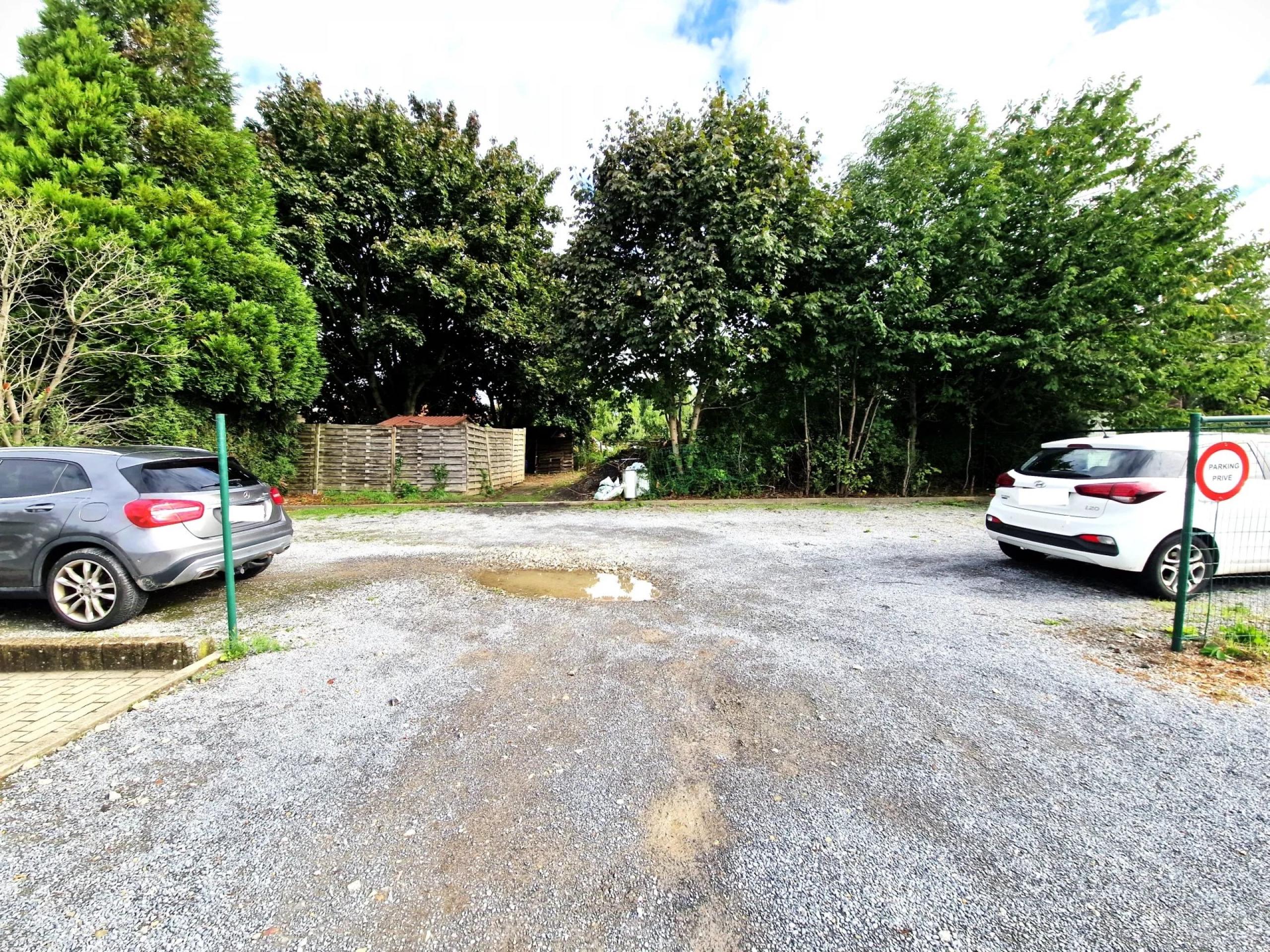 Loué ! Loué ! Bureau professionnel et 3 places de parking