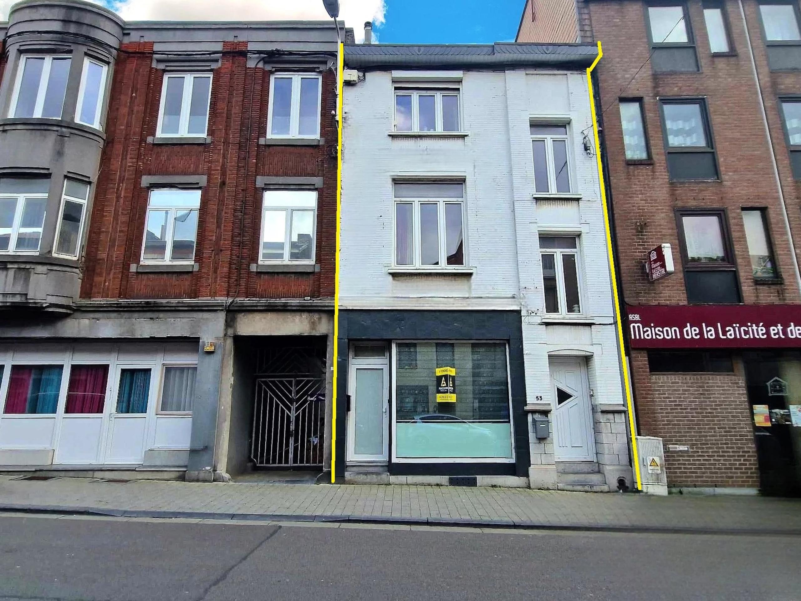 Duplex et rez-de-chaussée commercial avec cours