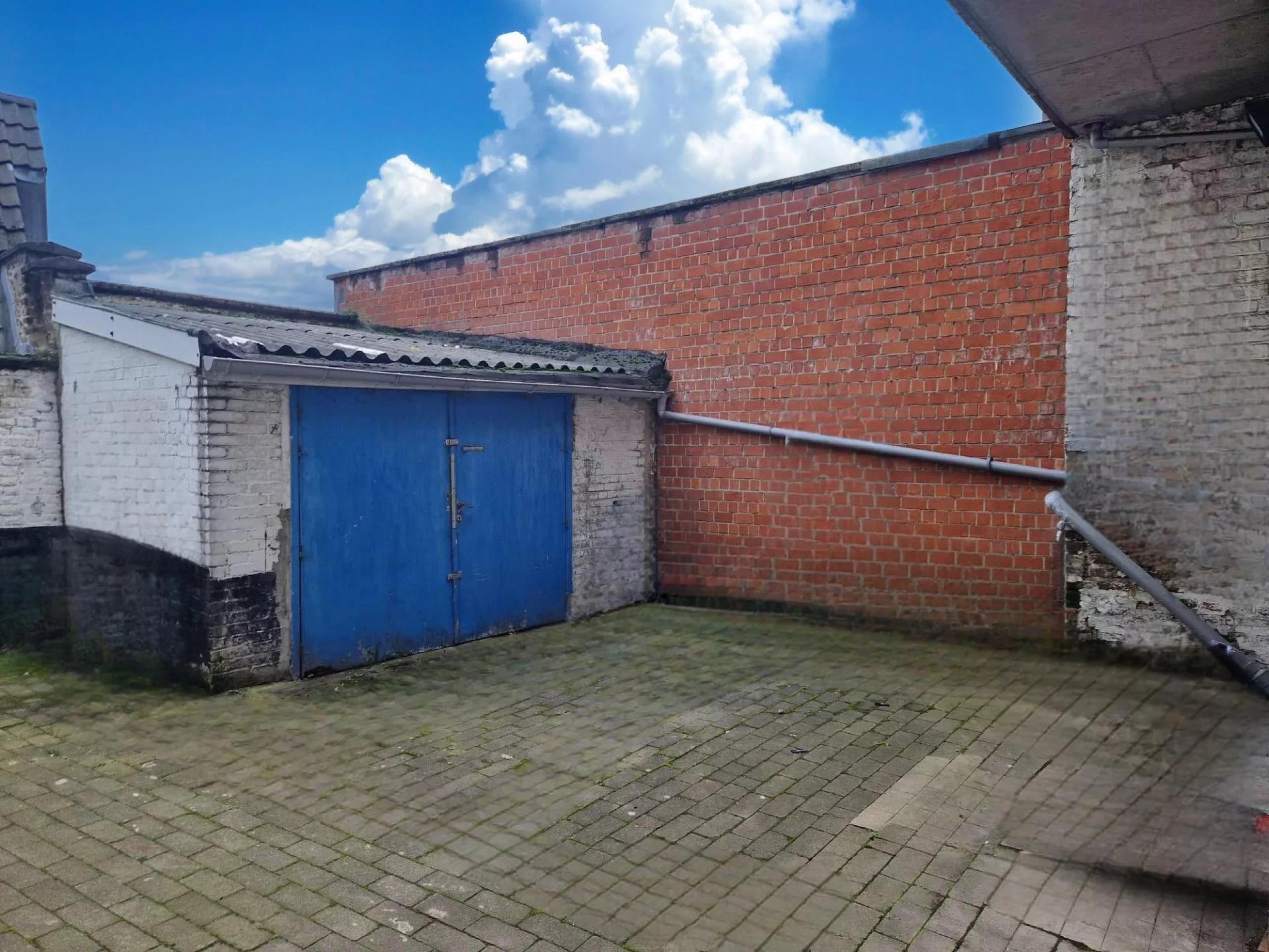 Duplex et rez-de-chaussée commercial avec cours