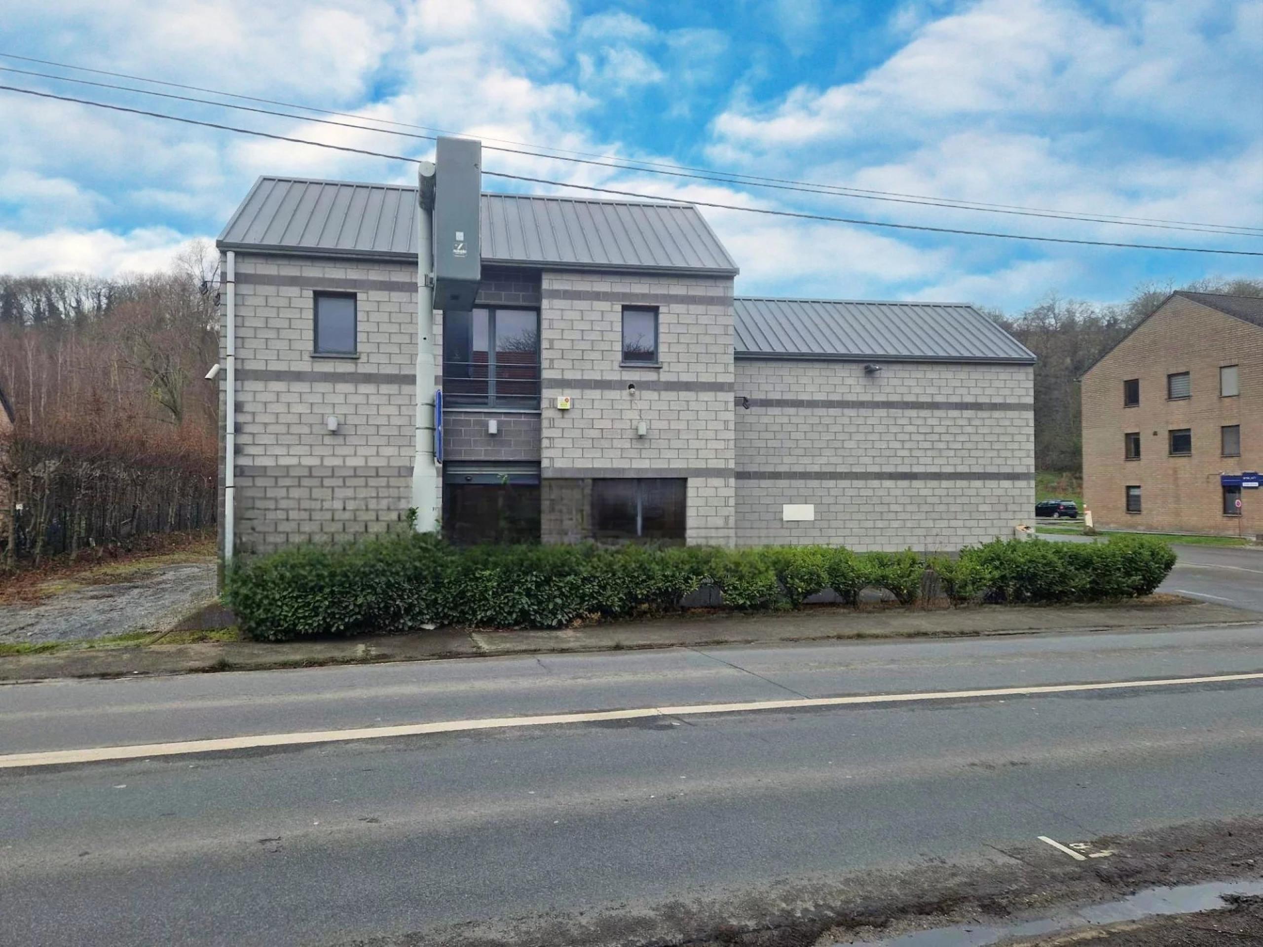 Loué ! Commerce +/- 635 m² + 35 parkings