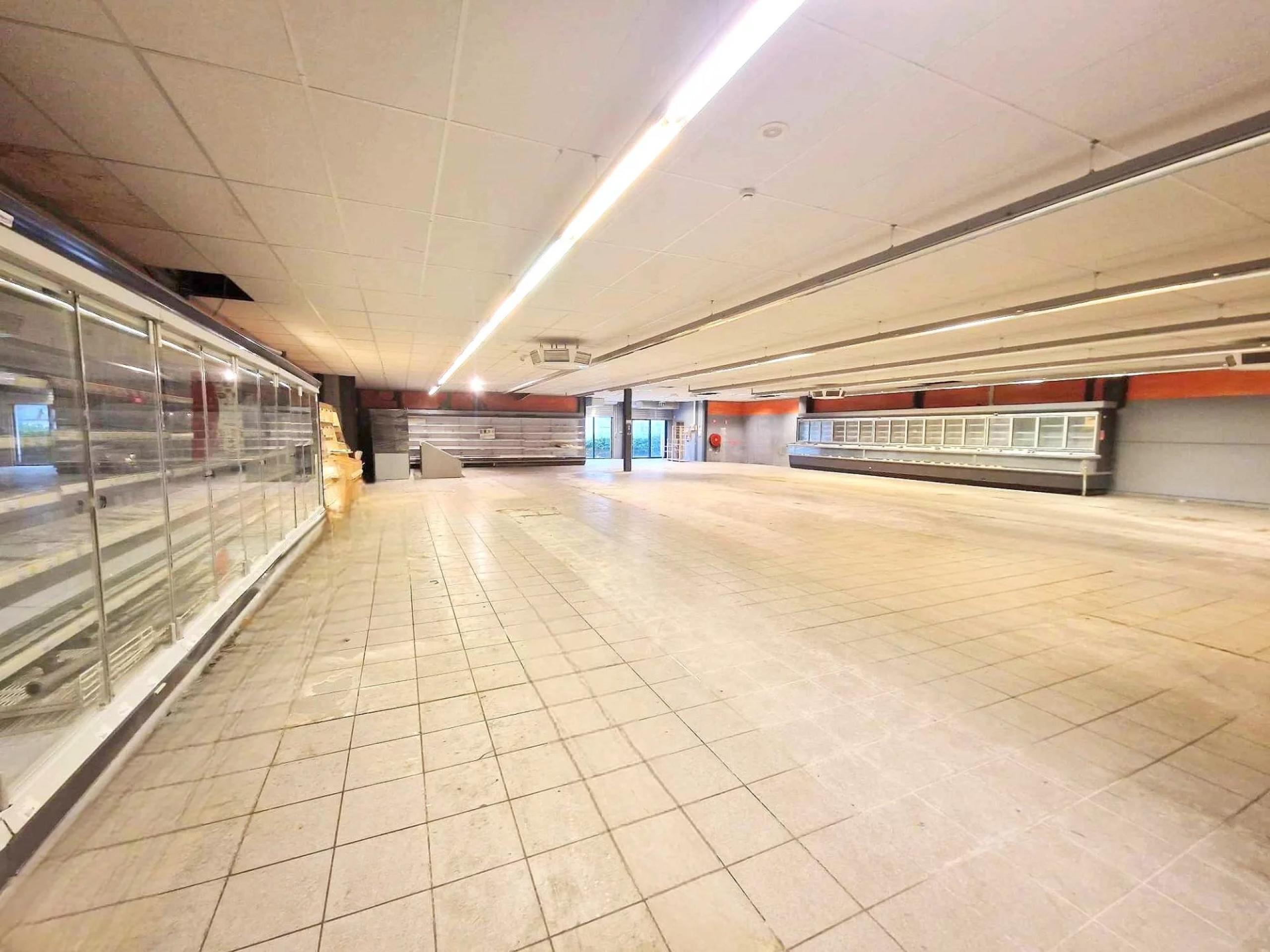 Loué ! Commerce +/- 635 m² + 35 parkings