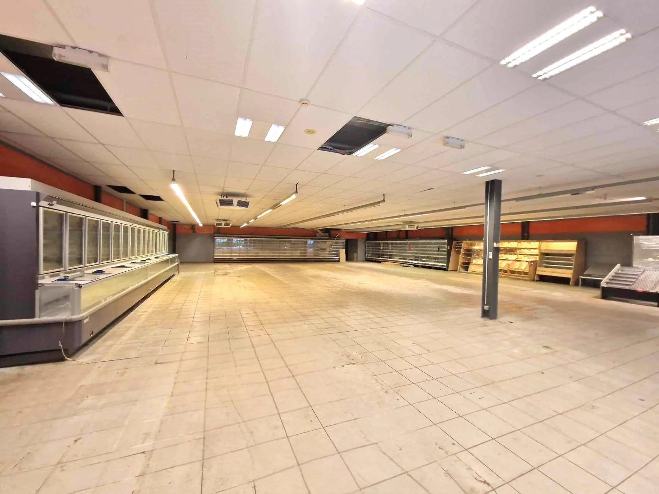 Loué ! Commerce +/- 635 m² + 35 parkings