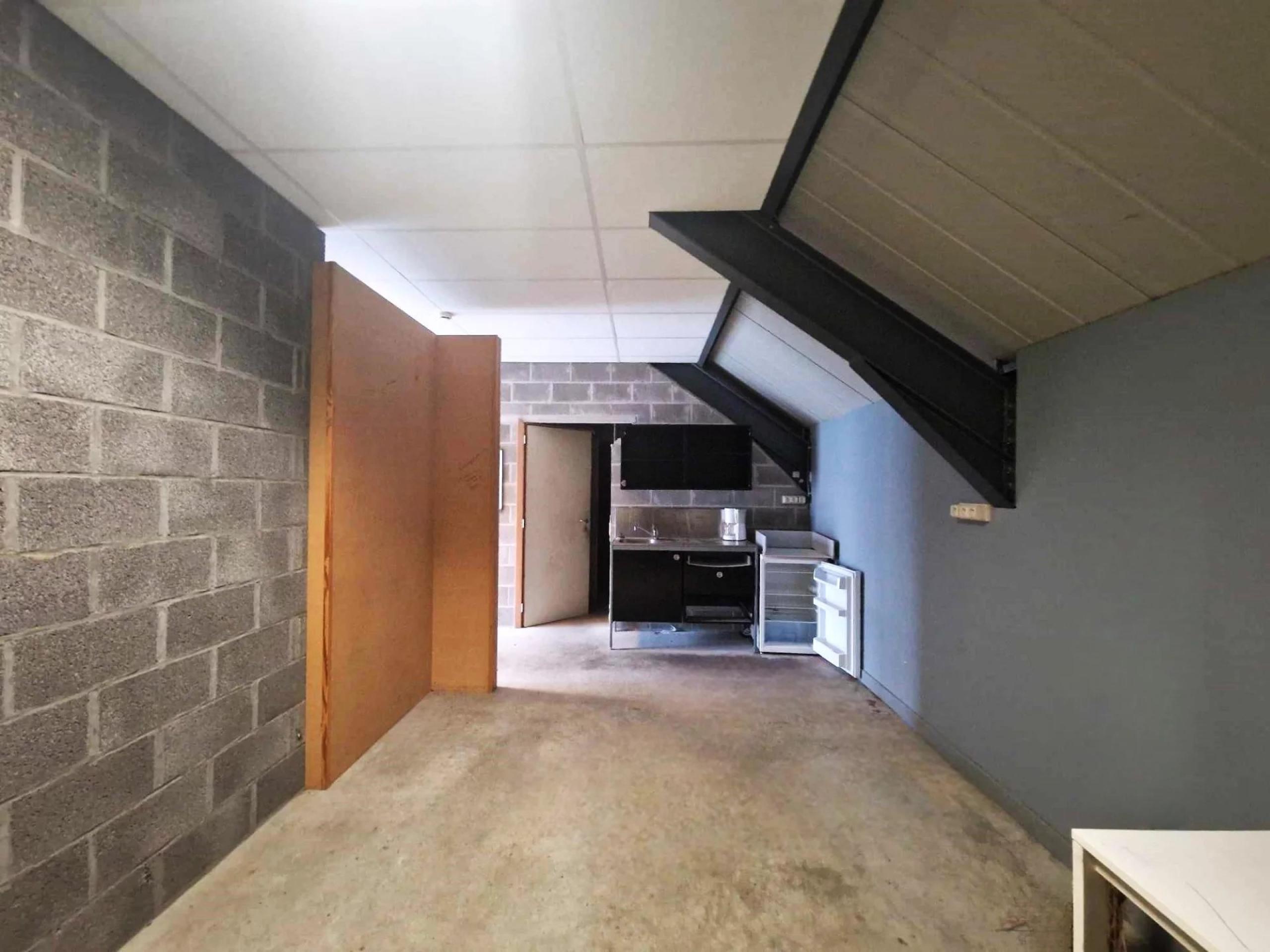 Loué ! Commerce +/- 635 m² + 35 parkings