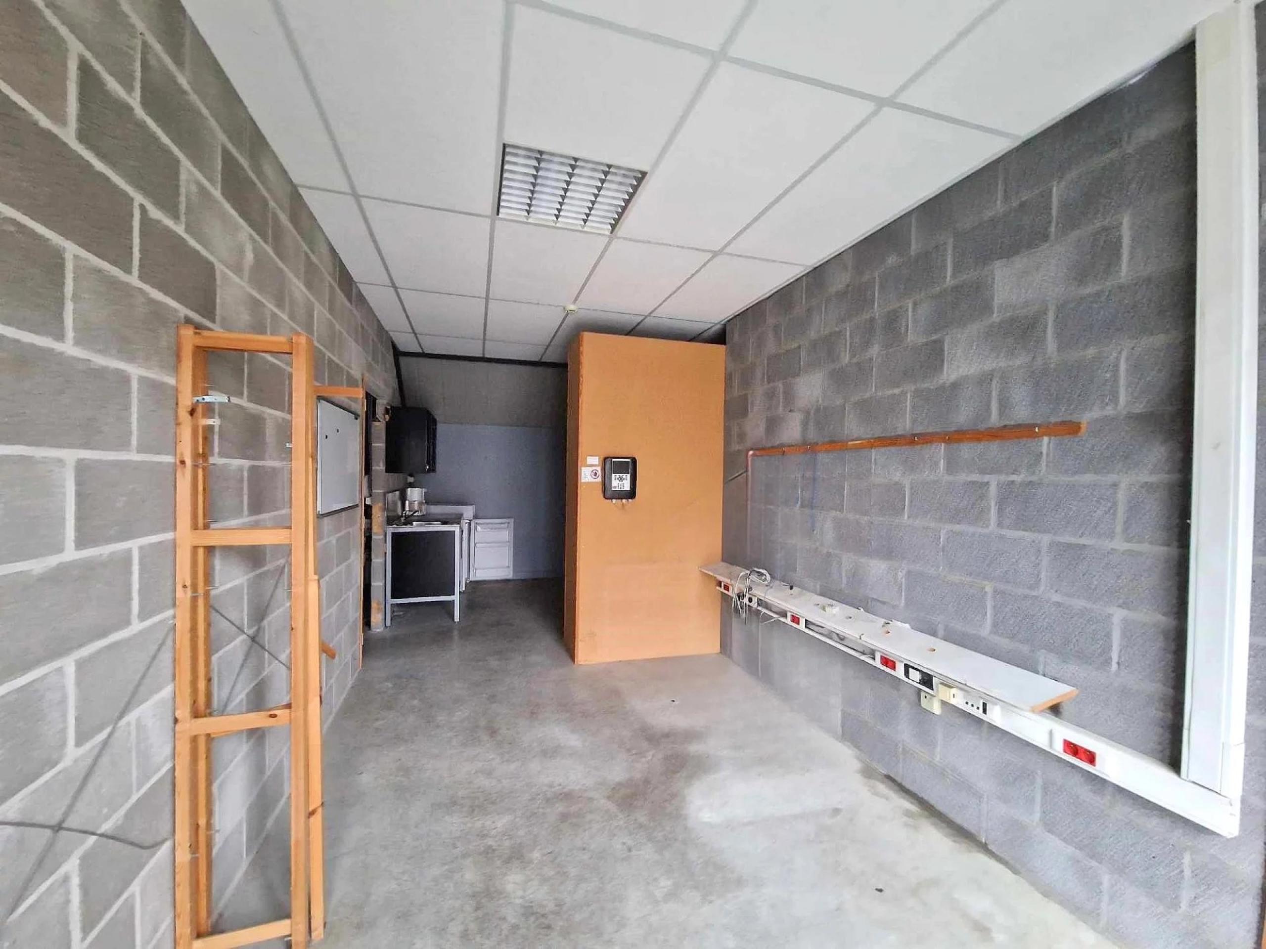 Loué ! Commerce +/- 635 m² + 35 parkings