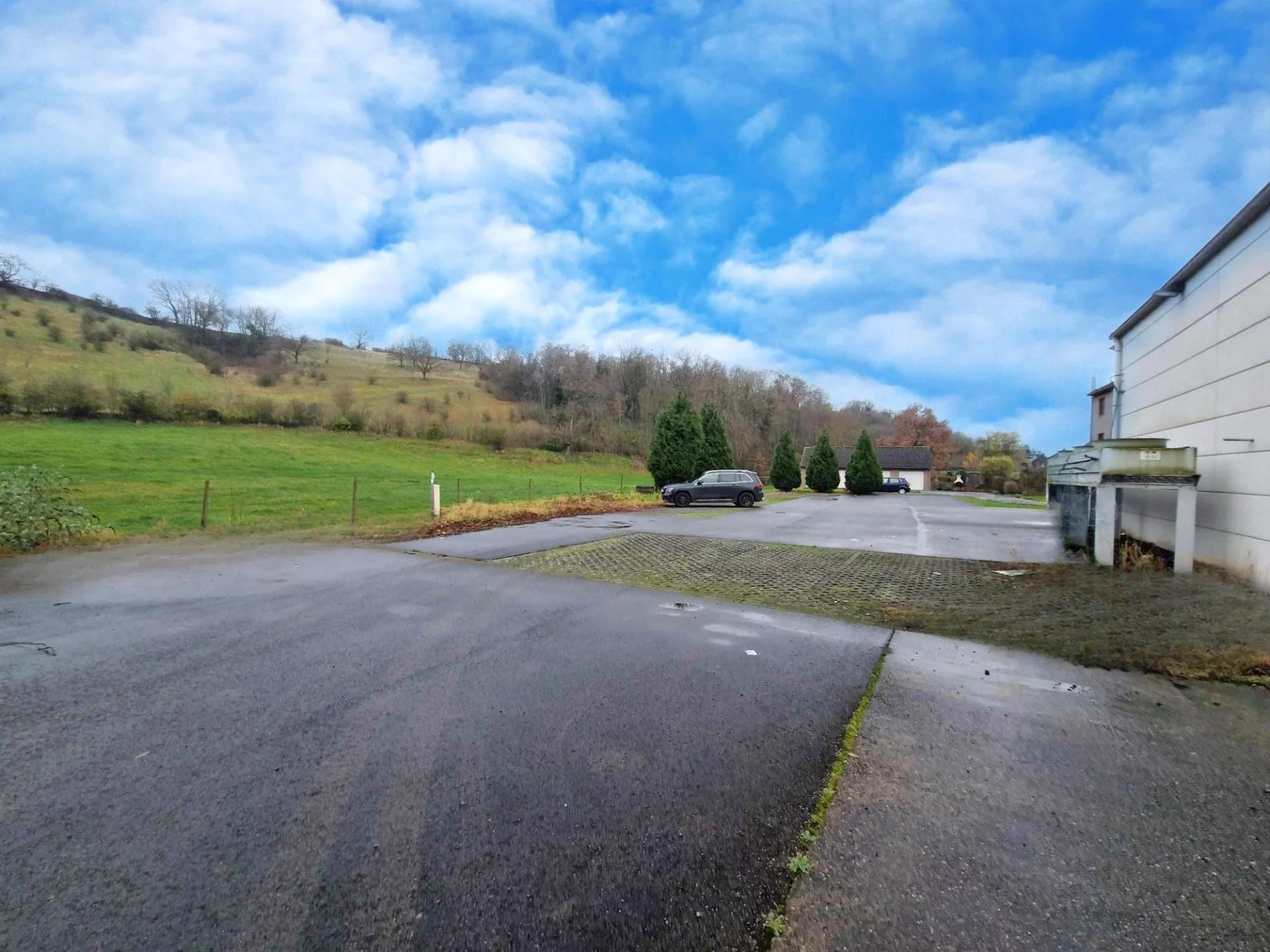 Loué ! Commerce +/- 635 m² + 35 parkings