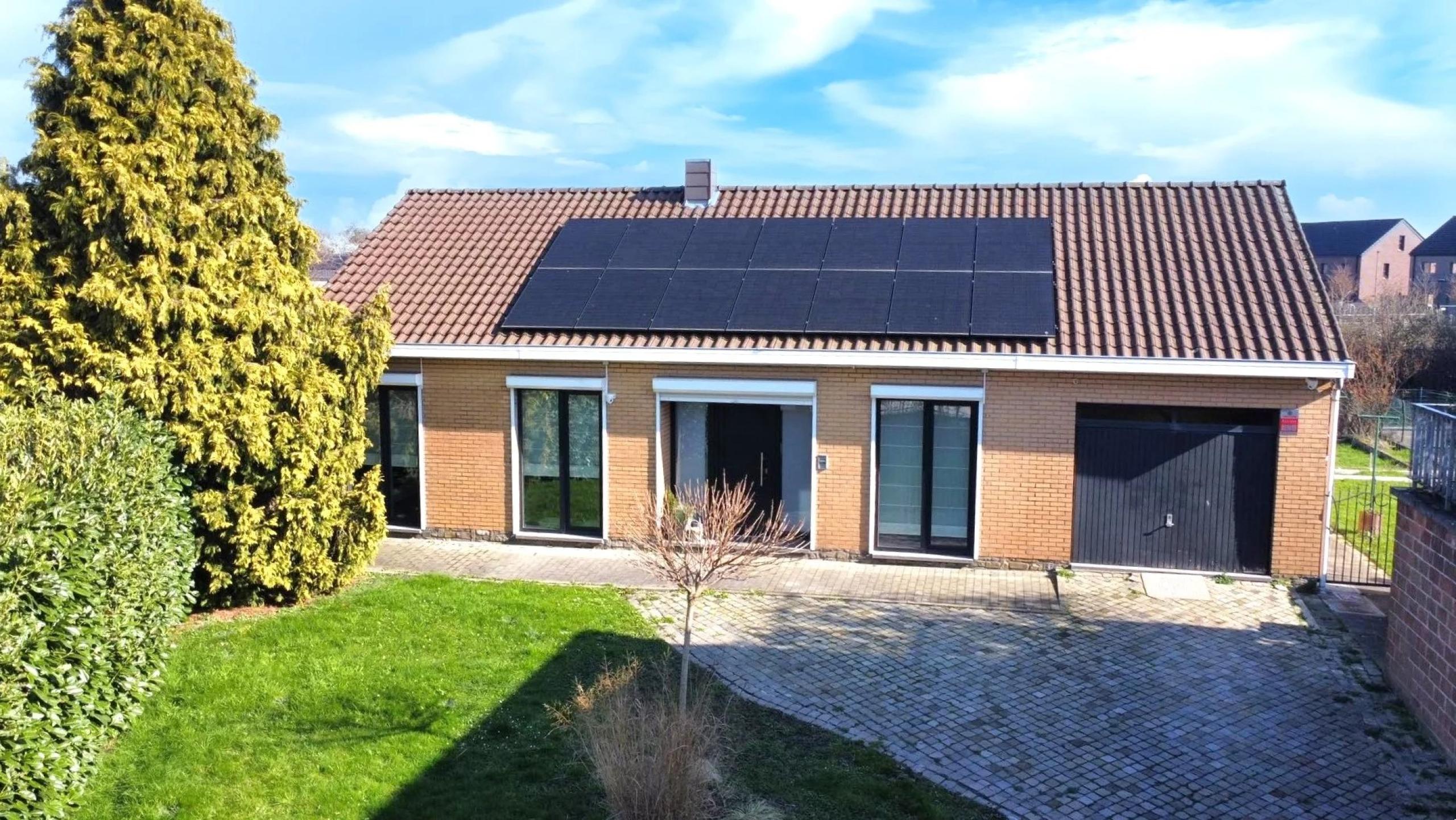 VENDU ! Bungalow 4 façades, 2 chambres, jardin et pré