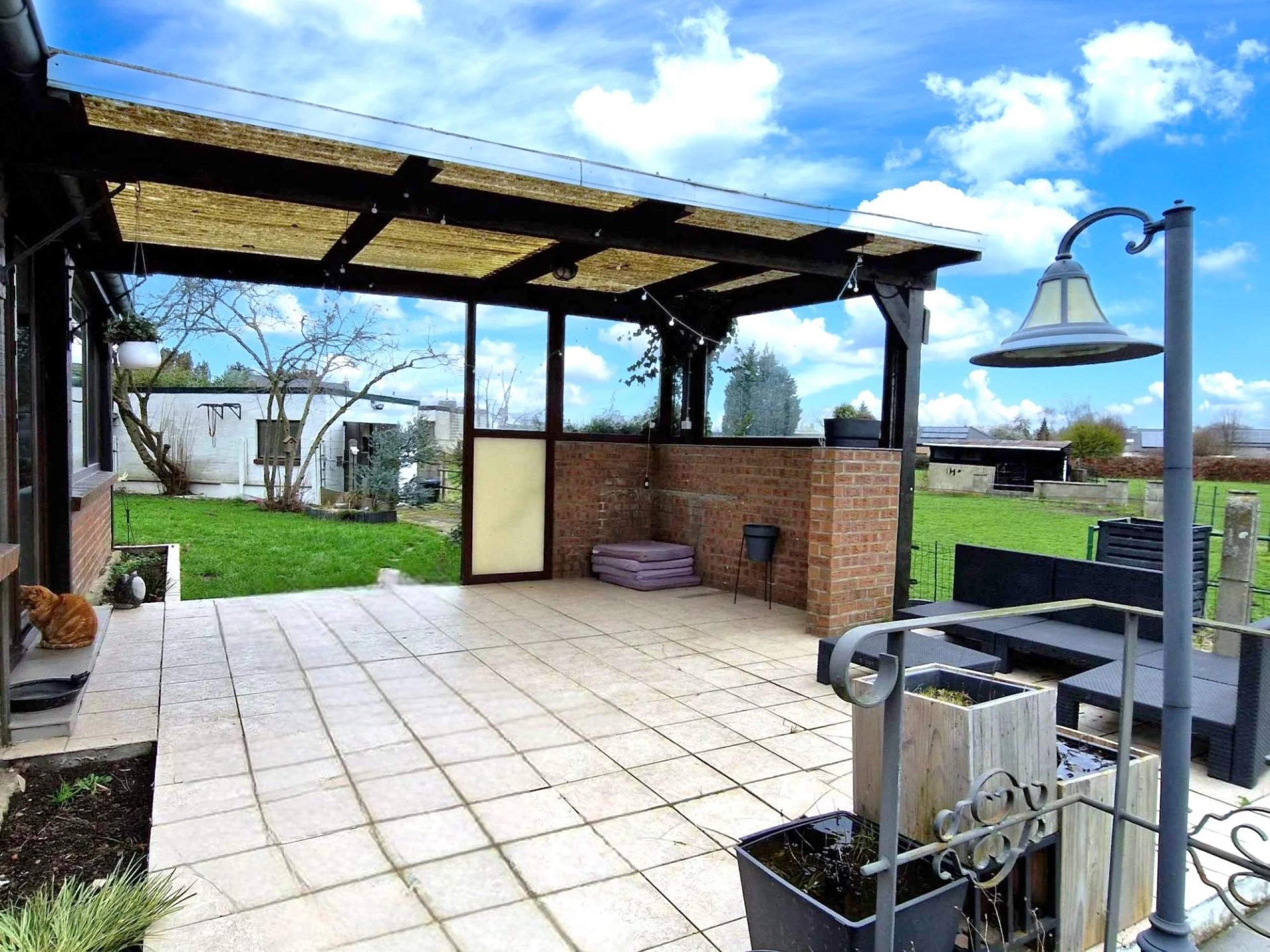 VENDU ! Bungalow 4 façades, 2 chambres, jardin et pré