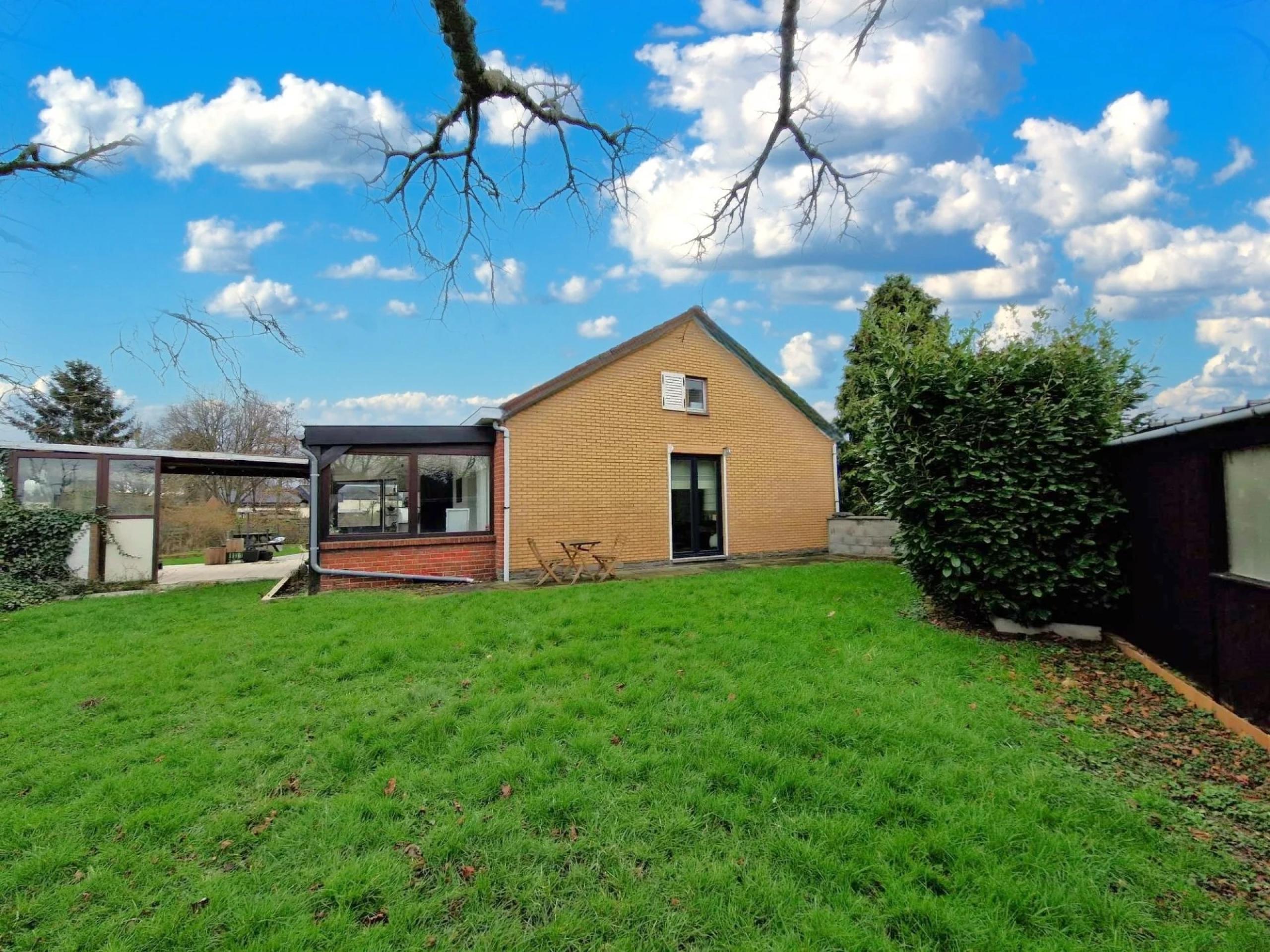 VENDU ! Bungalow 4 façades, 2 chambres, jardin et pré