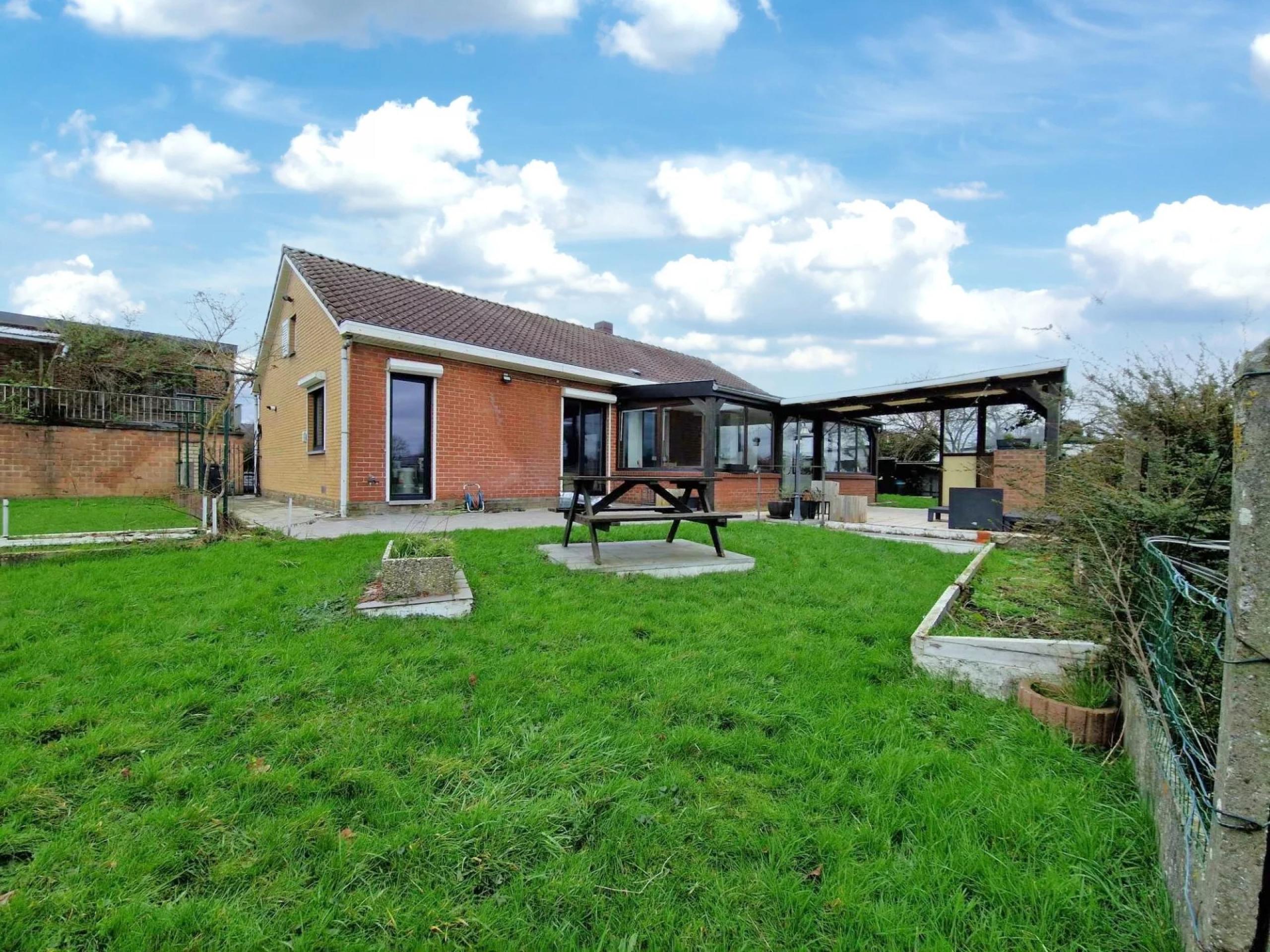 VENDU ! Bungalow 4 façades, 2 chambres, jardin et pré