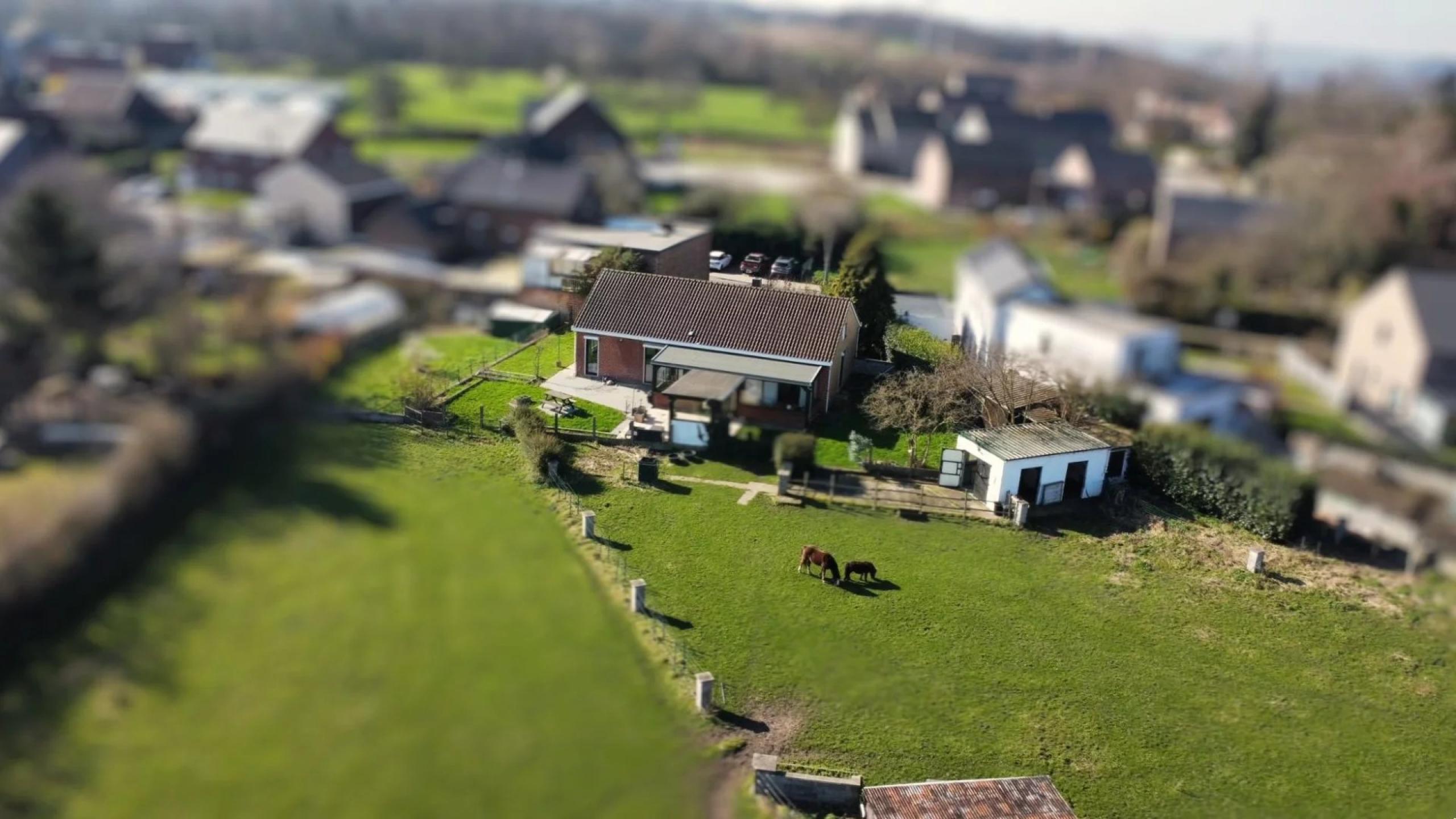 VENDU ! Bungalow 4 façades, 2 chambres, jardin et pré