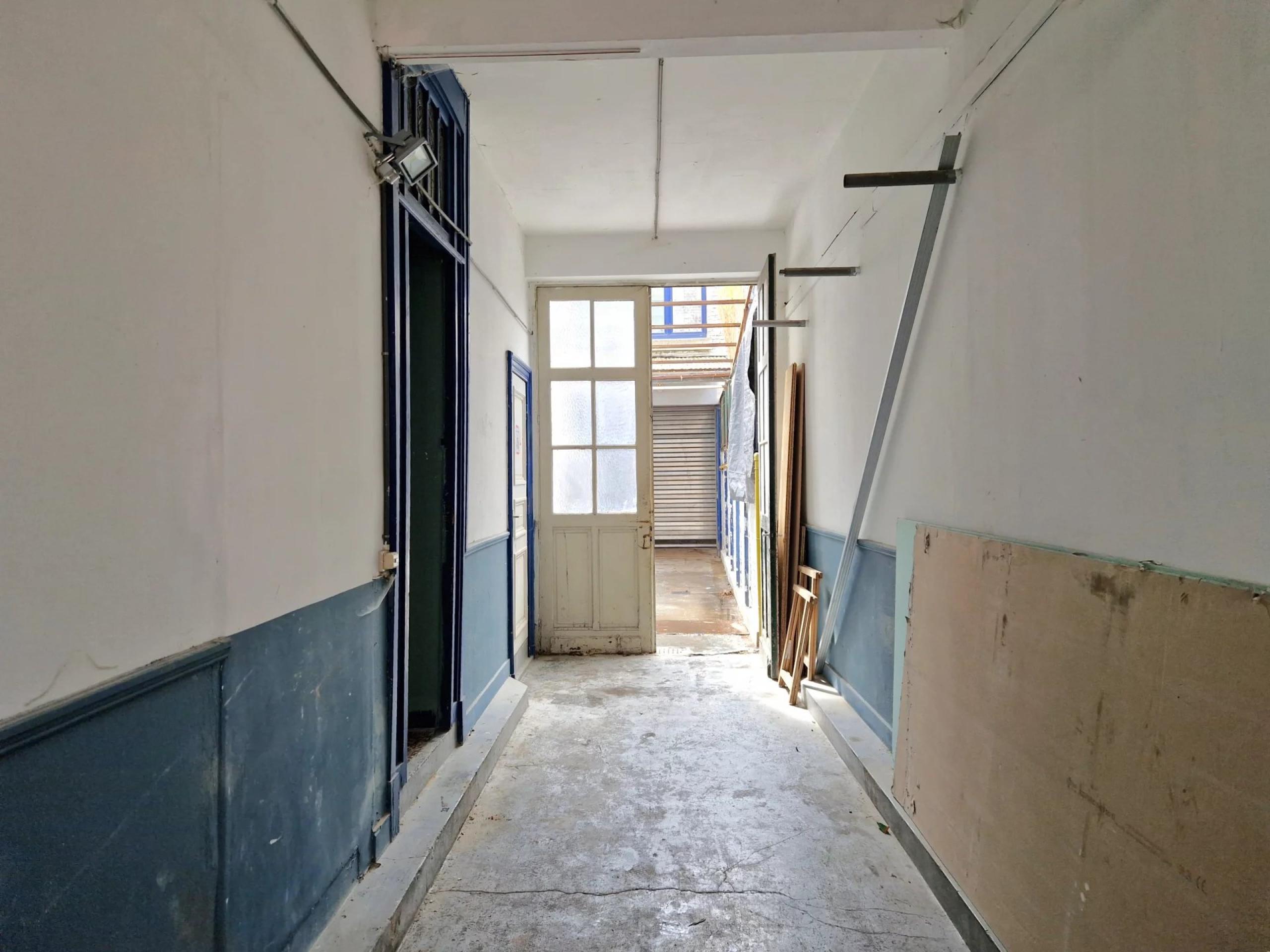 Spacieux immeuble divisé en logements avec entrepôt