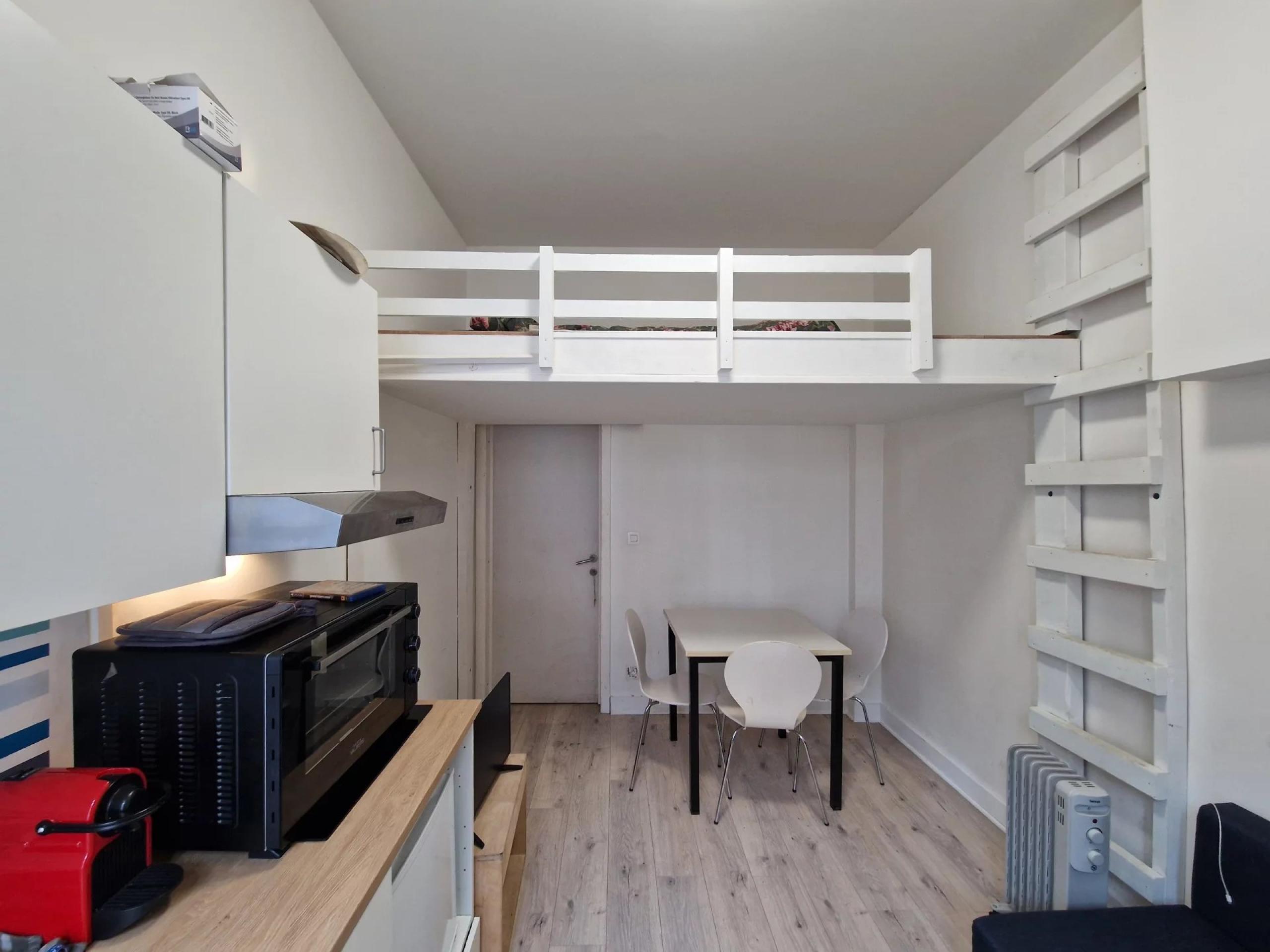 Spacieux immeuble divisé en logements avec entrepôt