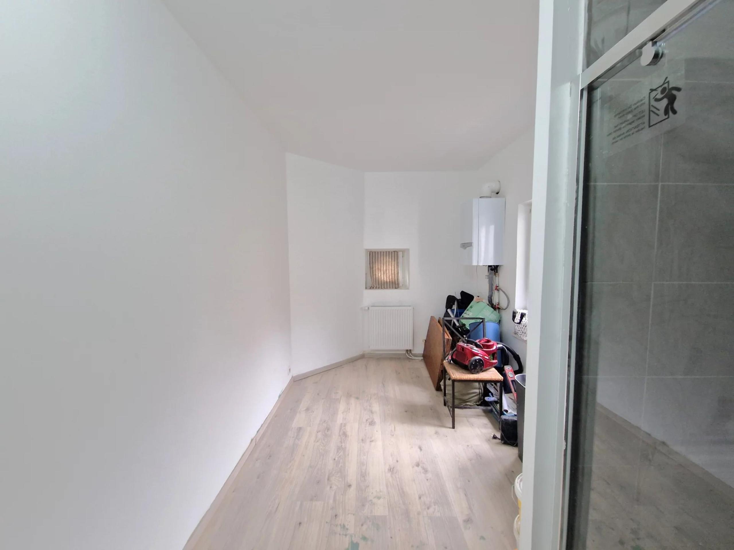 Spacieux immeuble divisé en logements avec entrepôt