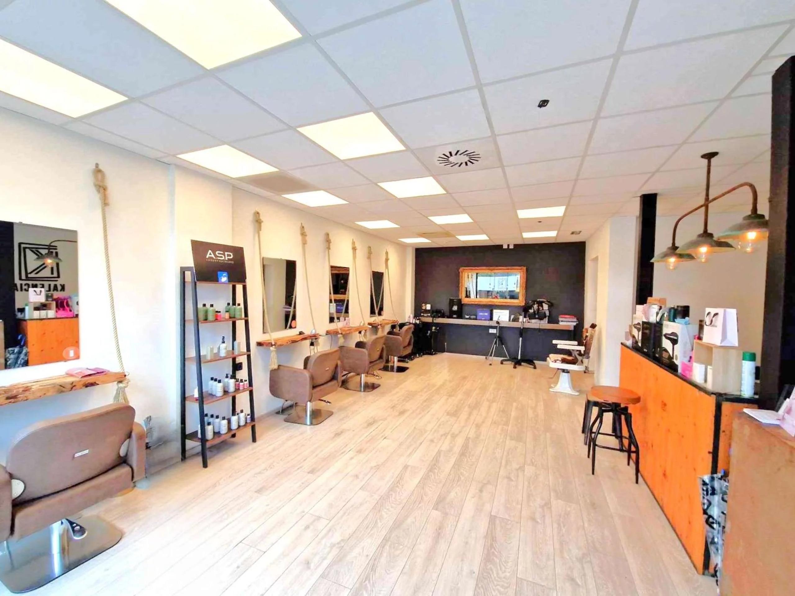 Commerce et bureaux de +/- 140 m²