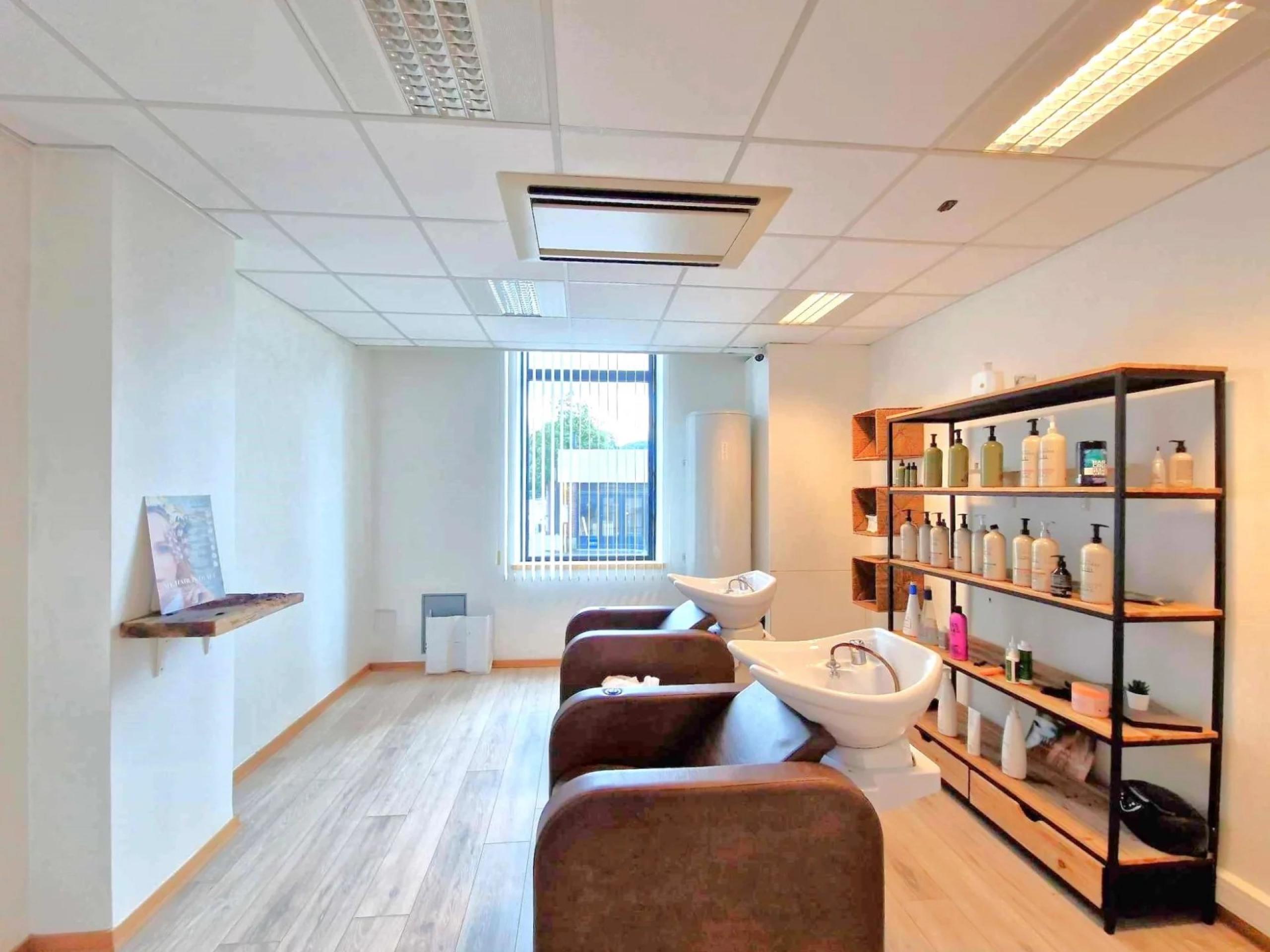 Commerce et bureaux de +/- 140 m²