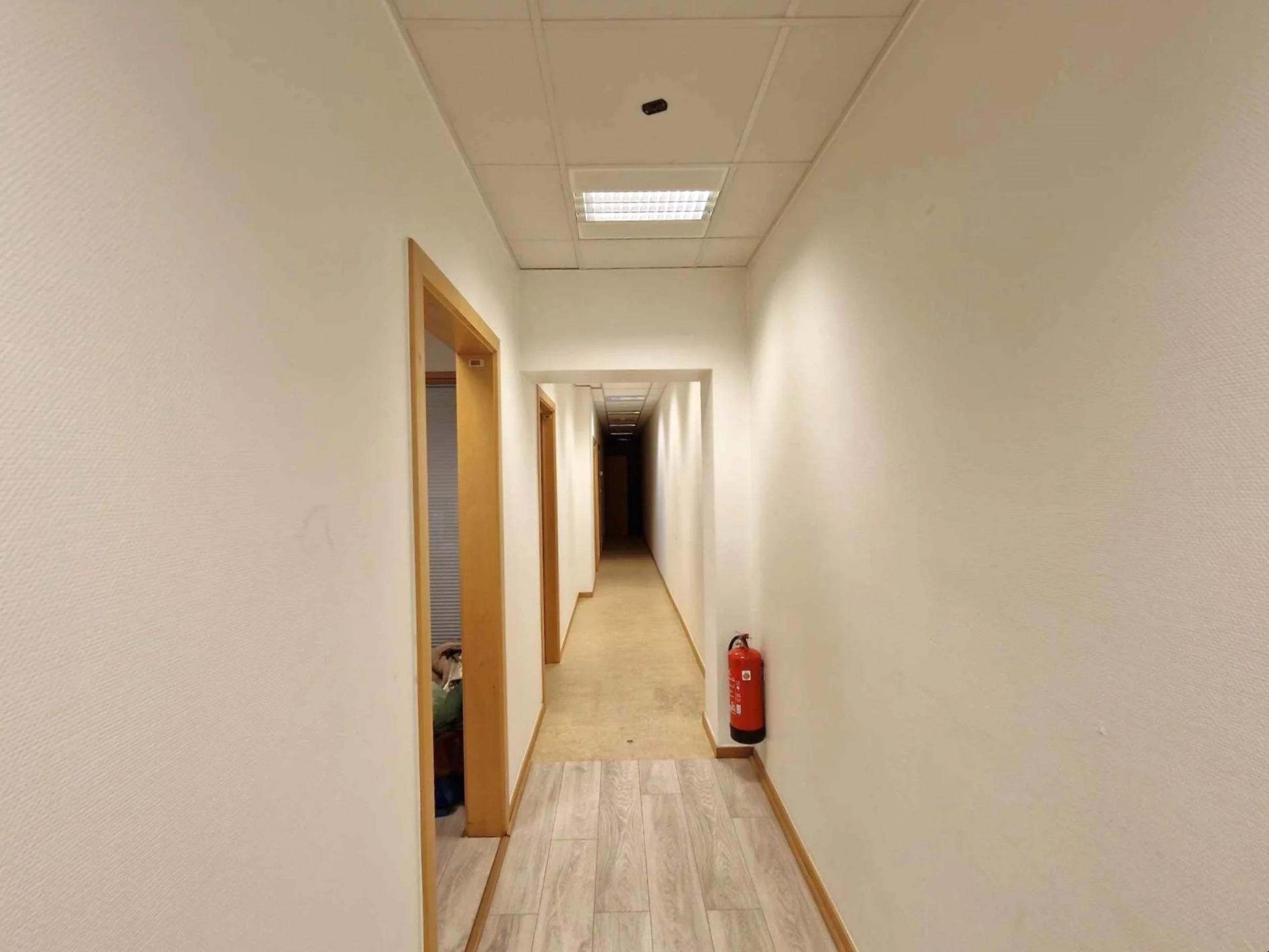 Commerce et bureaux de +/- 140 m²