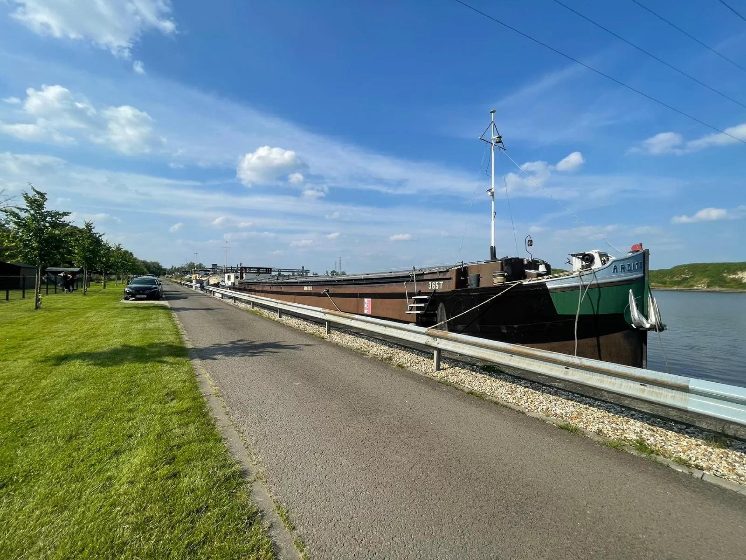 Option ! Bateau péniche logement 2 chambres