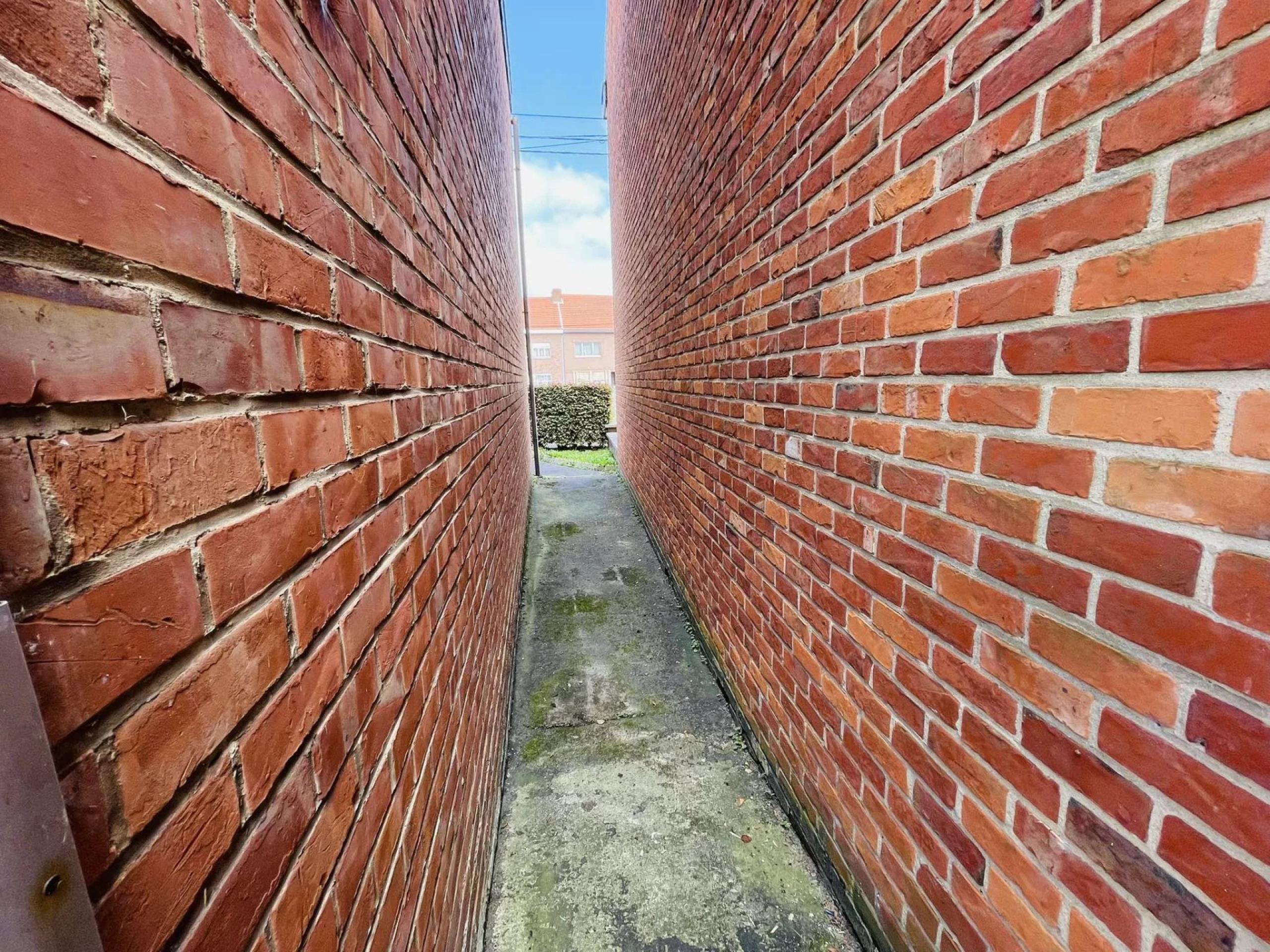 VENDU  ! Maison 2/3 chambres avec garage et beau jardin