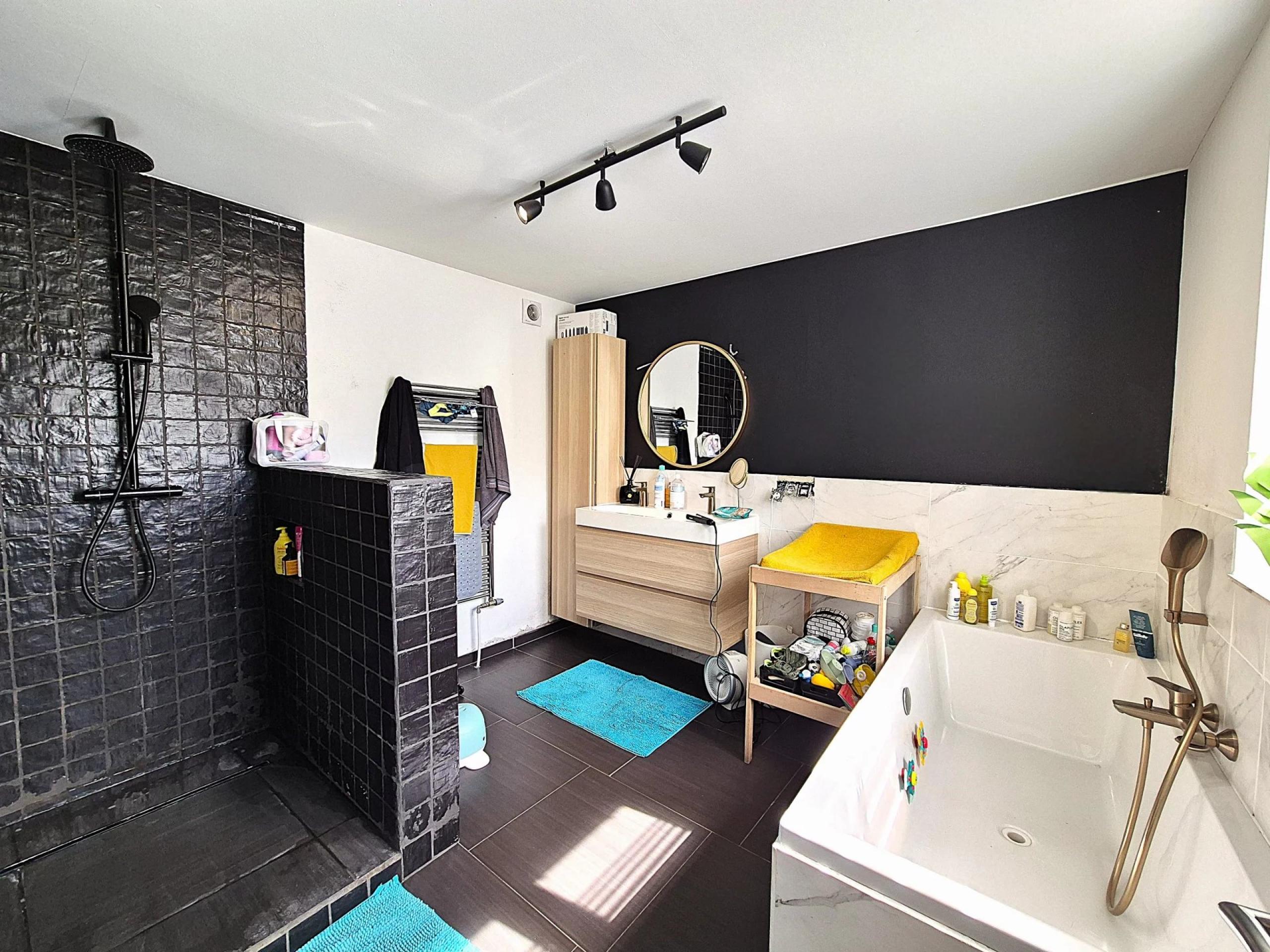 Option ! Jolie maison rénovée 3 chambres, cours et jardin
