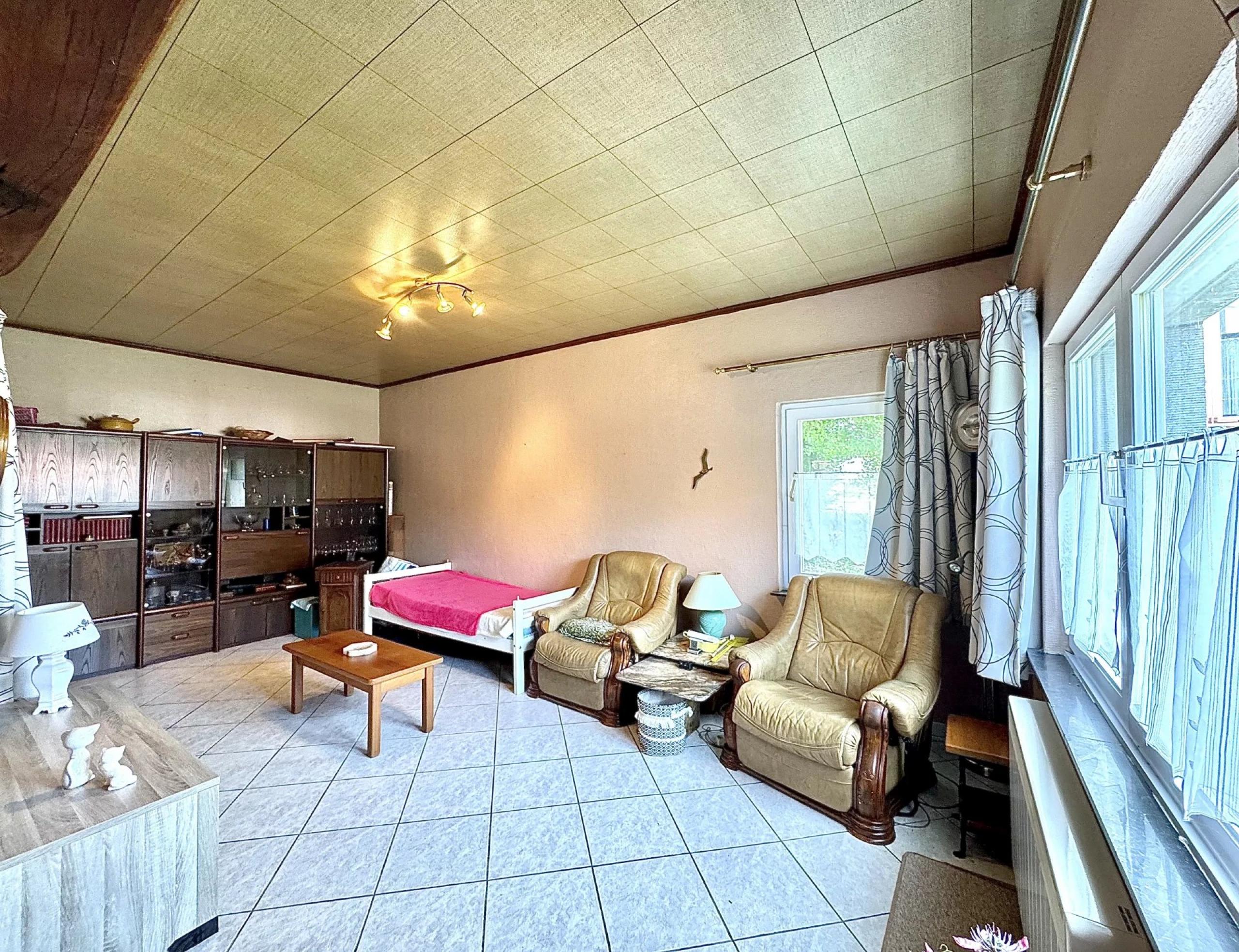 VENDU ! Heure-Le-Romain : Maison 4 façades, 2 chambres, garage, grande parcelle