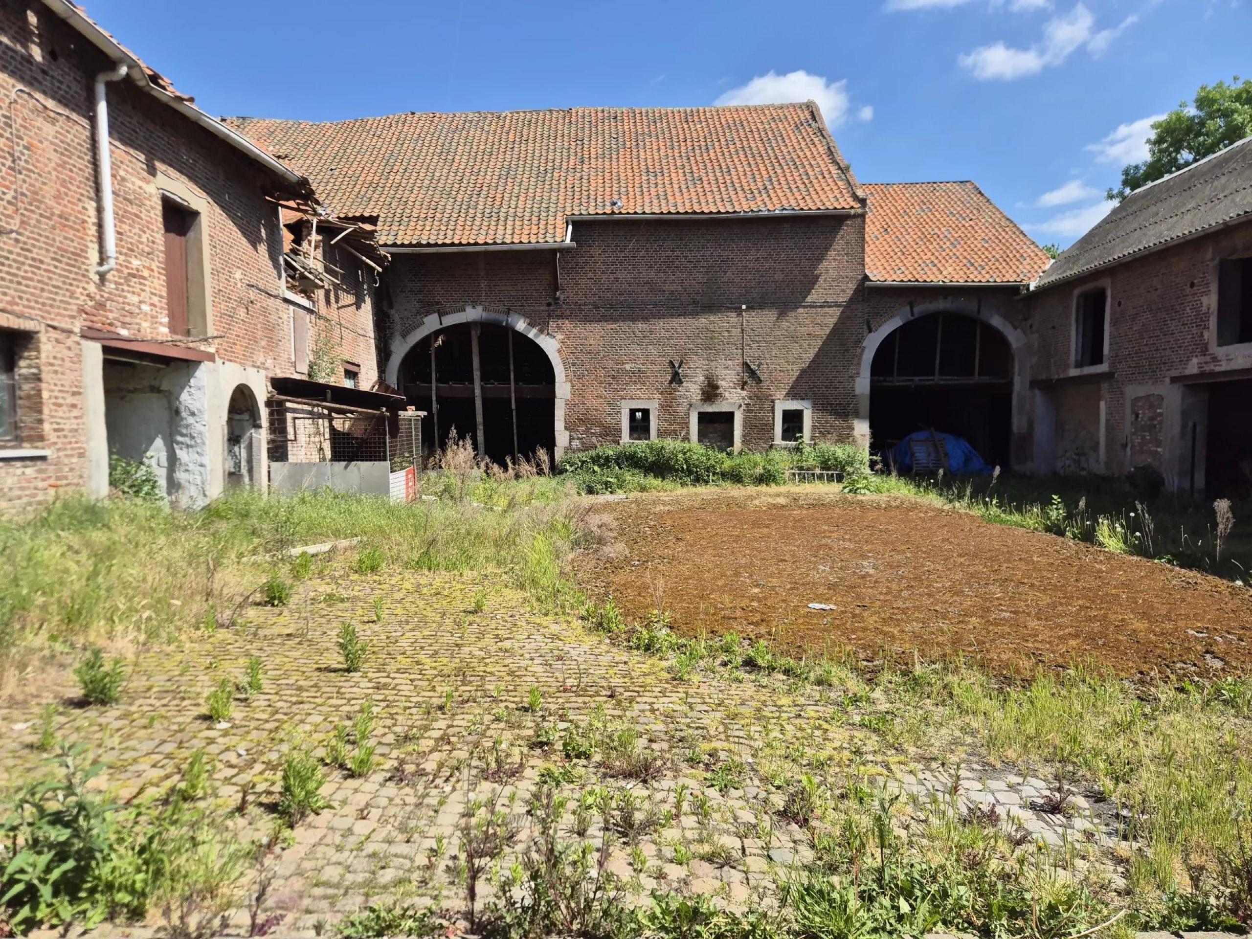 VENDU ! Superbe Ferme en Carré avec 7.823 m² de Terrain