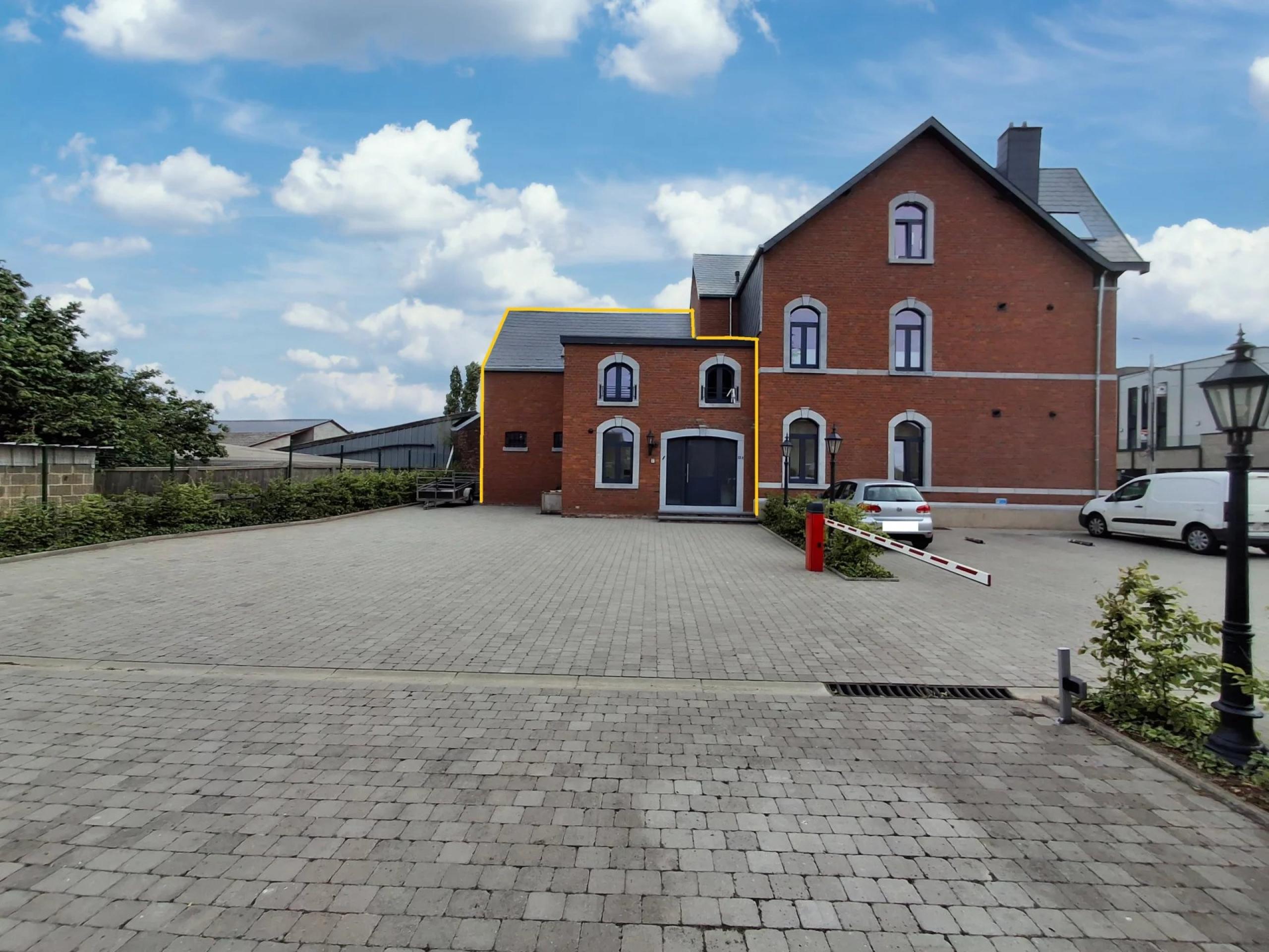 Espace professionnel de +/- 140 m² au centre de Hermée