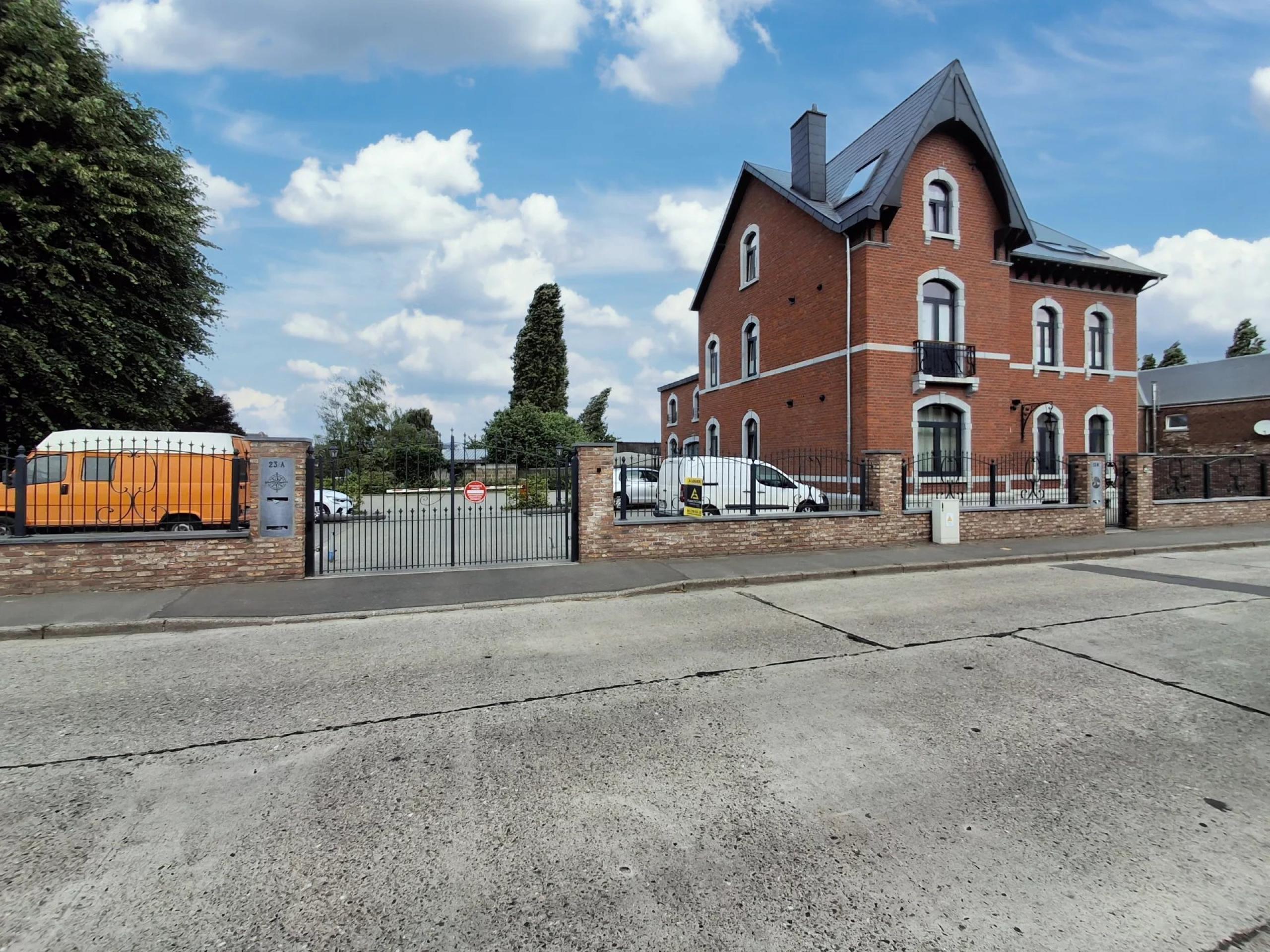 Espace professionnel de +/- 140 m² au centre de Hermée