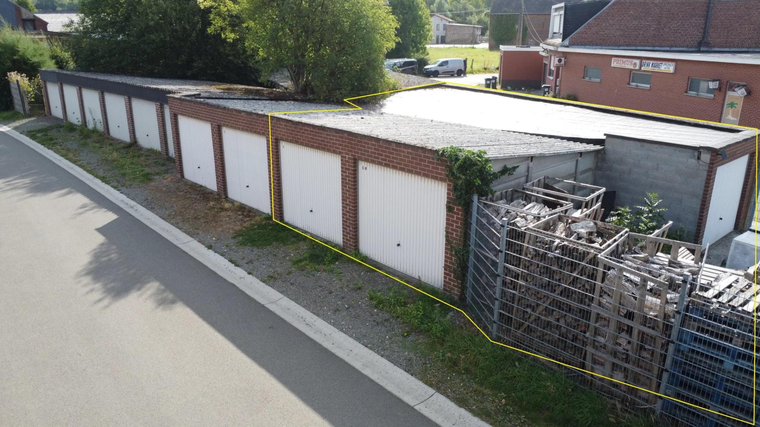 Terrain cloturé et 5 garages