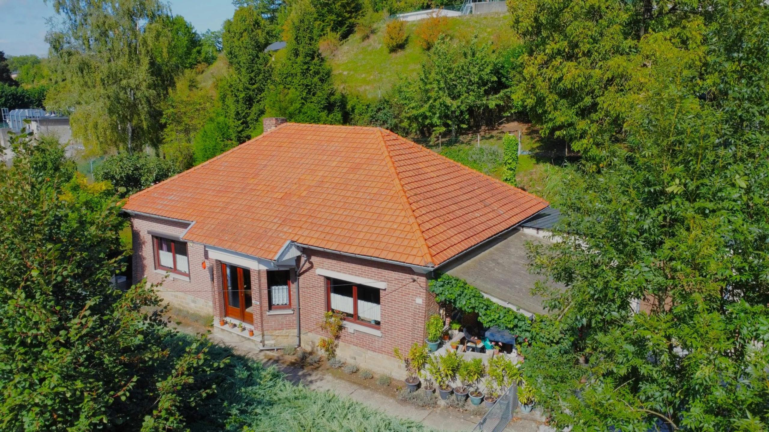 Option ! Bassenge: Bungalow 2 chambres, garages et jardin