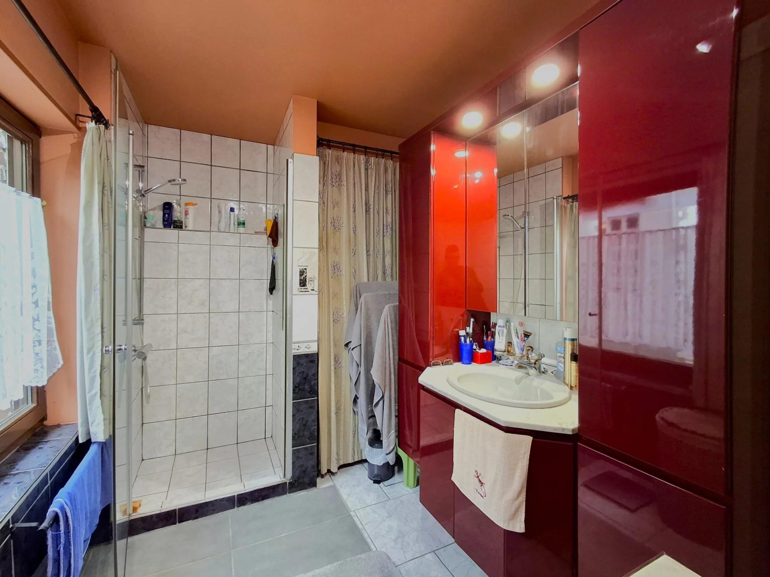 Option ! Bassenge: Bungalow 2 chambres, garages et jardin