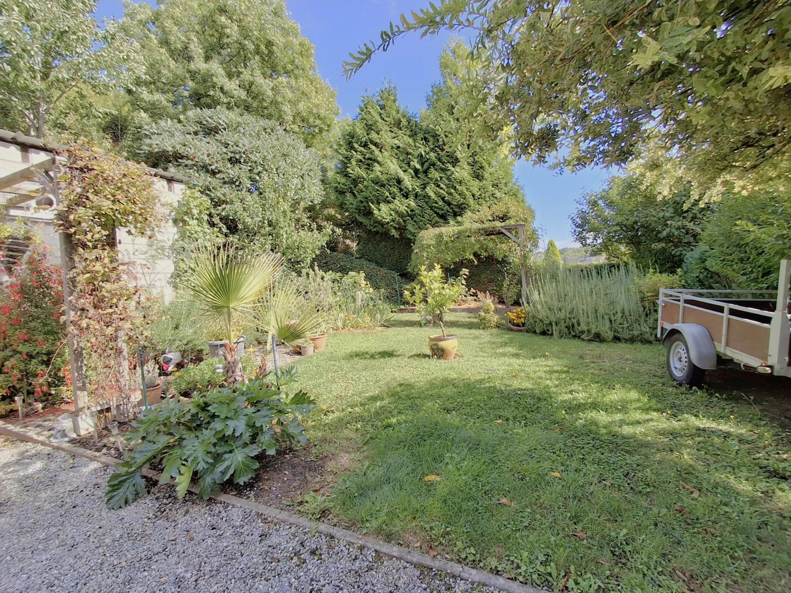 Option ! Bassenge: Bungalow 2 chambres, garages et jardin