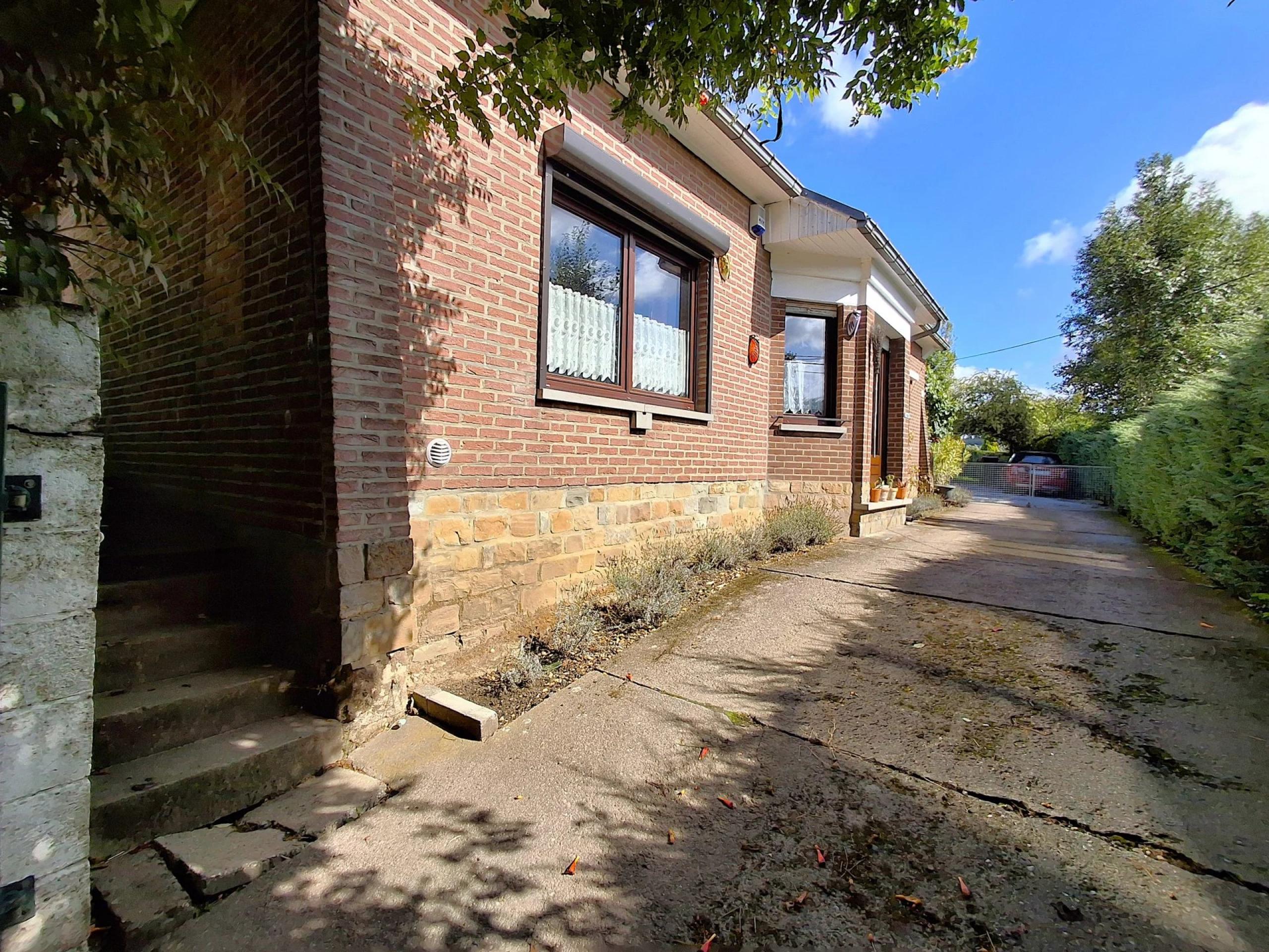 Option ! Bassenge: Bungalow 2 chambres, garages et jardin