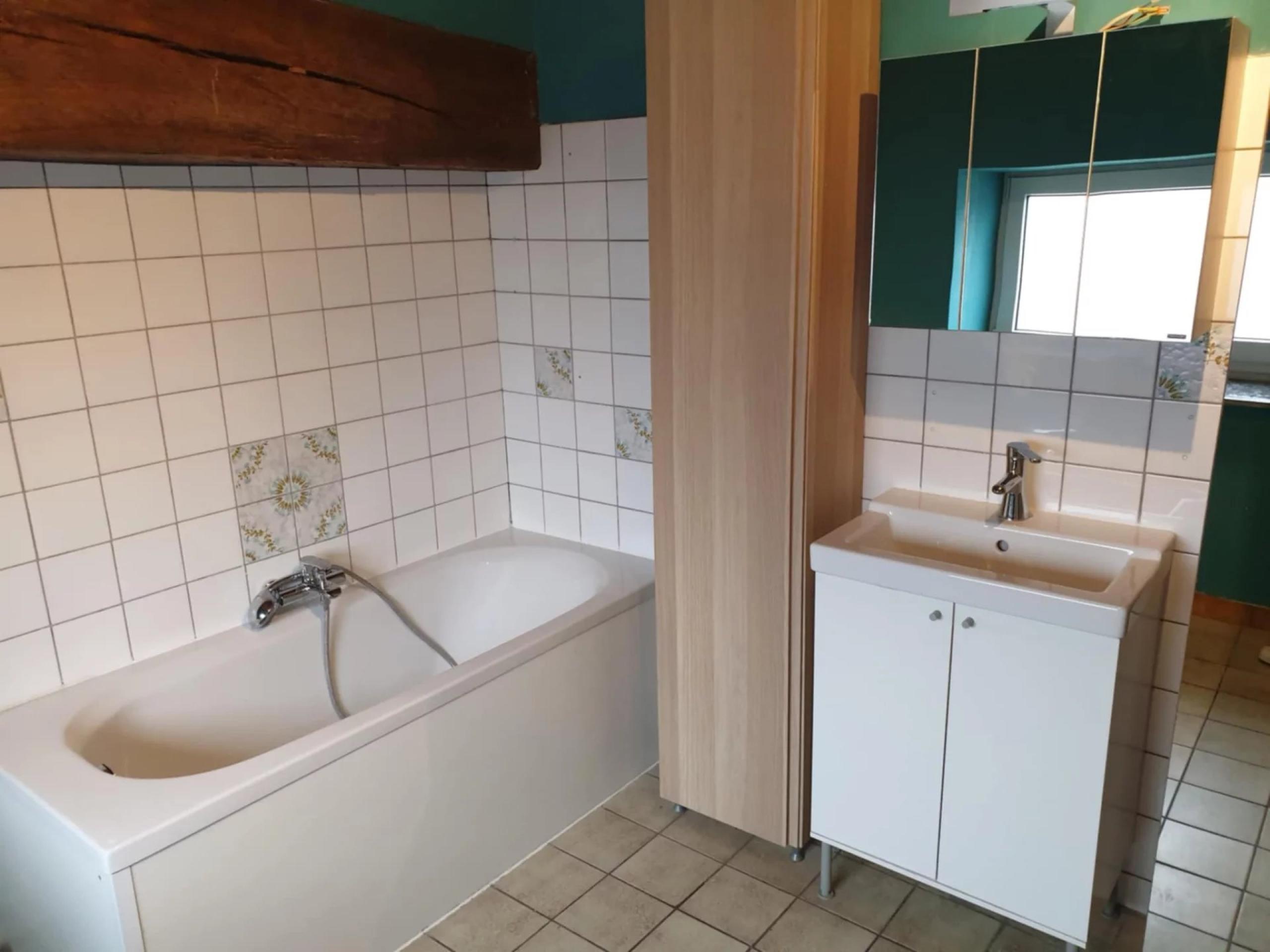 HOUTAIN : Ensemble immobilier: Maison 4ch avec jardin, surface commerciale, 3 appartements, terrain.