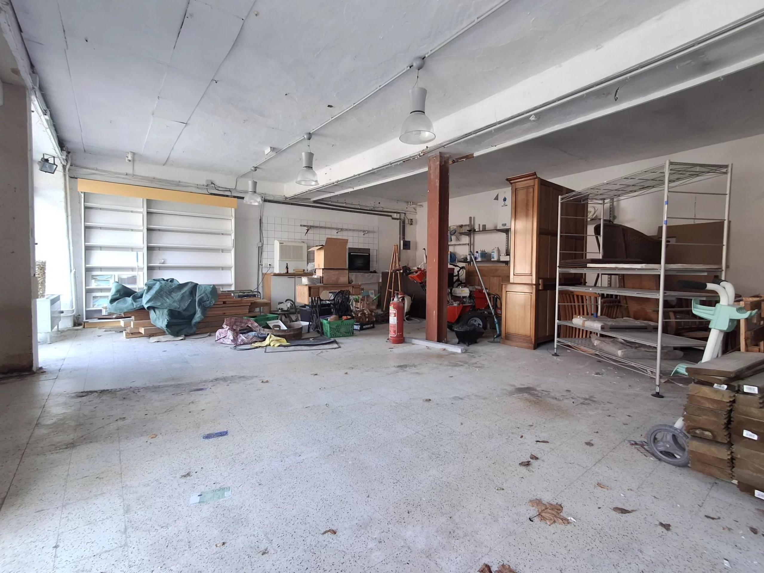 HOUTAIN : Ensemble immobilier: Maison 4ch avec jardin, surface commerciale, 3 appartements, terrain.