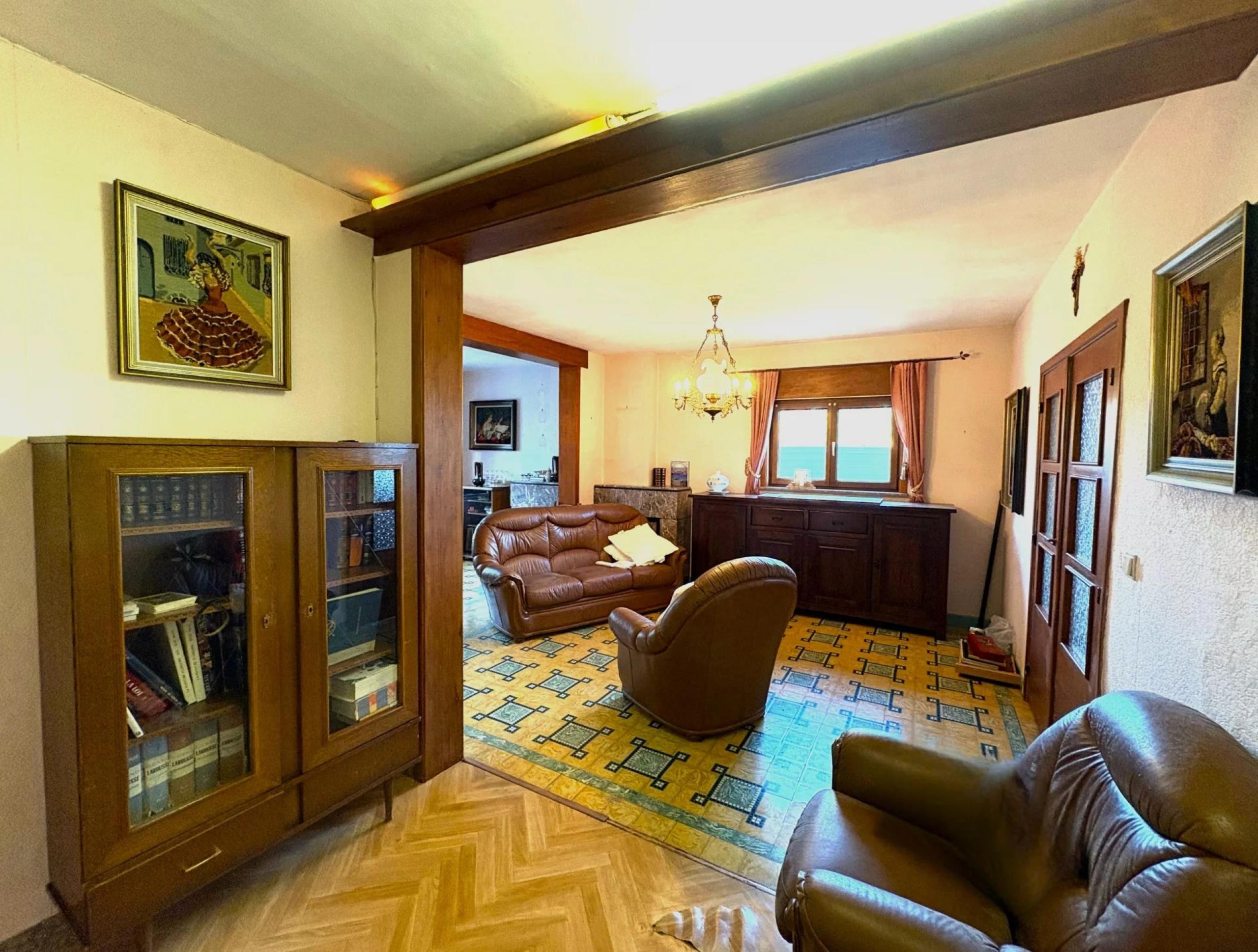 OPTION ! Maison 3 façades, 3 chambres, jardin et garage à rénover