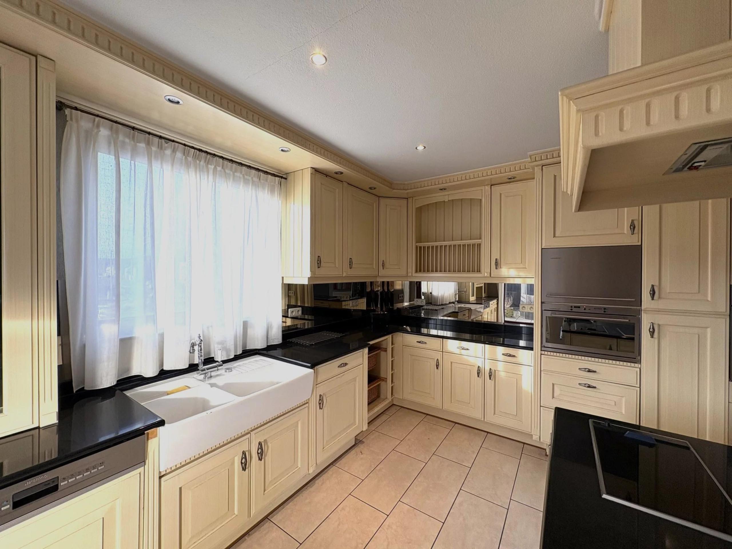 Appartement 3 chambres, balcons et parking