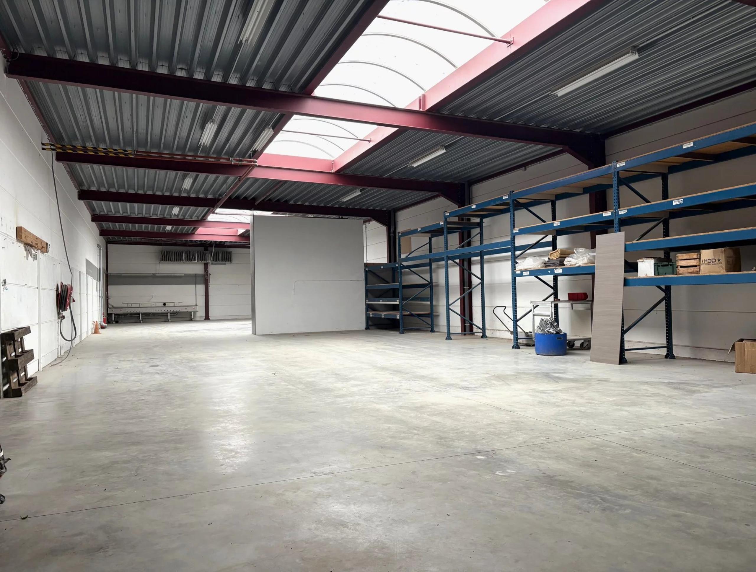 Loué ! Entrepôt de 350m² avec cuisine et 4 places de parking extérieures