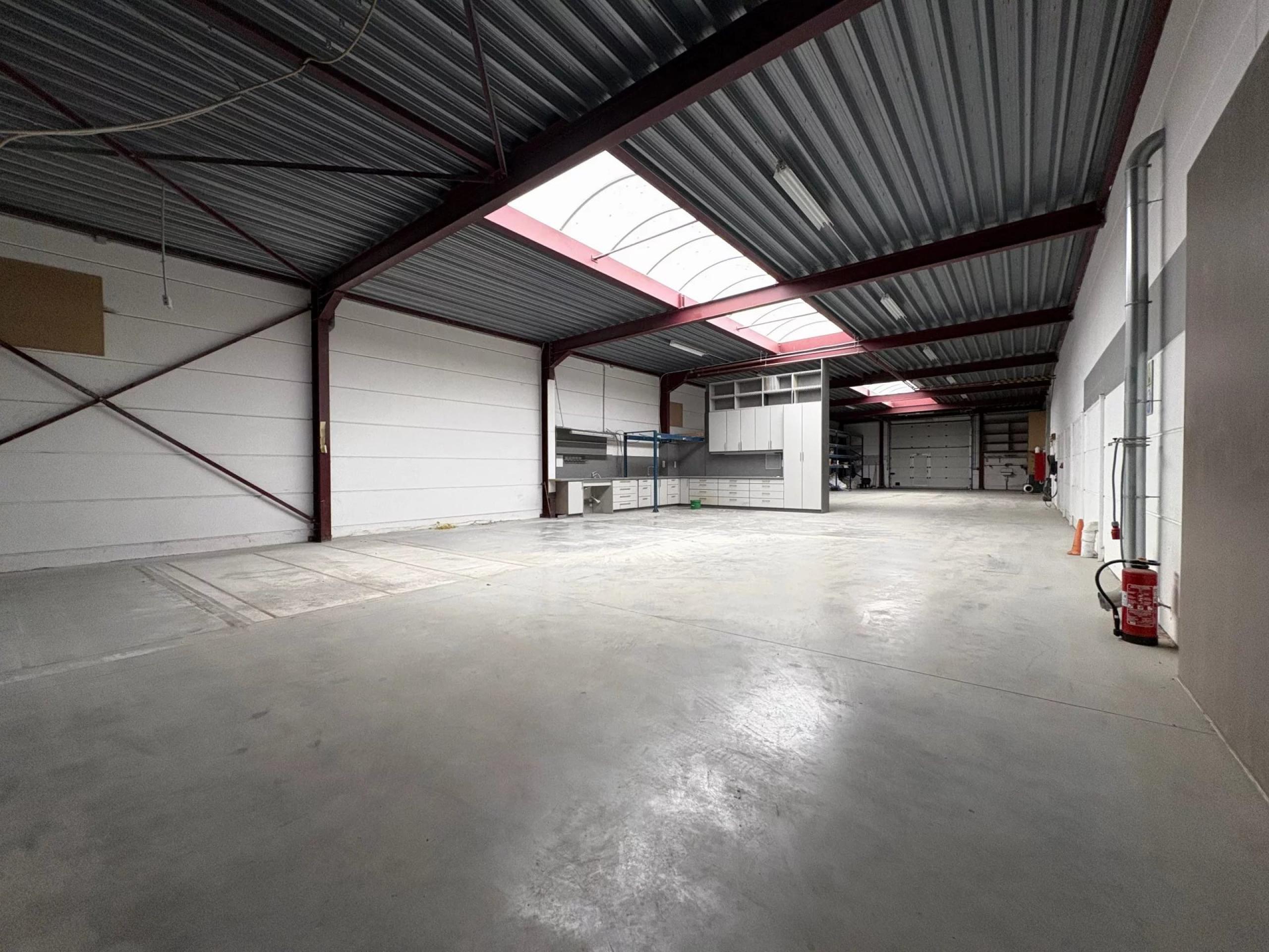 Loué ! Entrepôt de 350m² avec cuisine et 4 places de parking extérieures