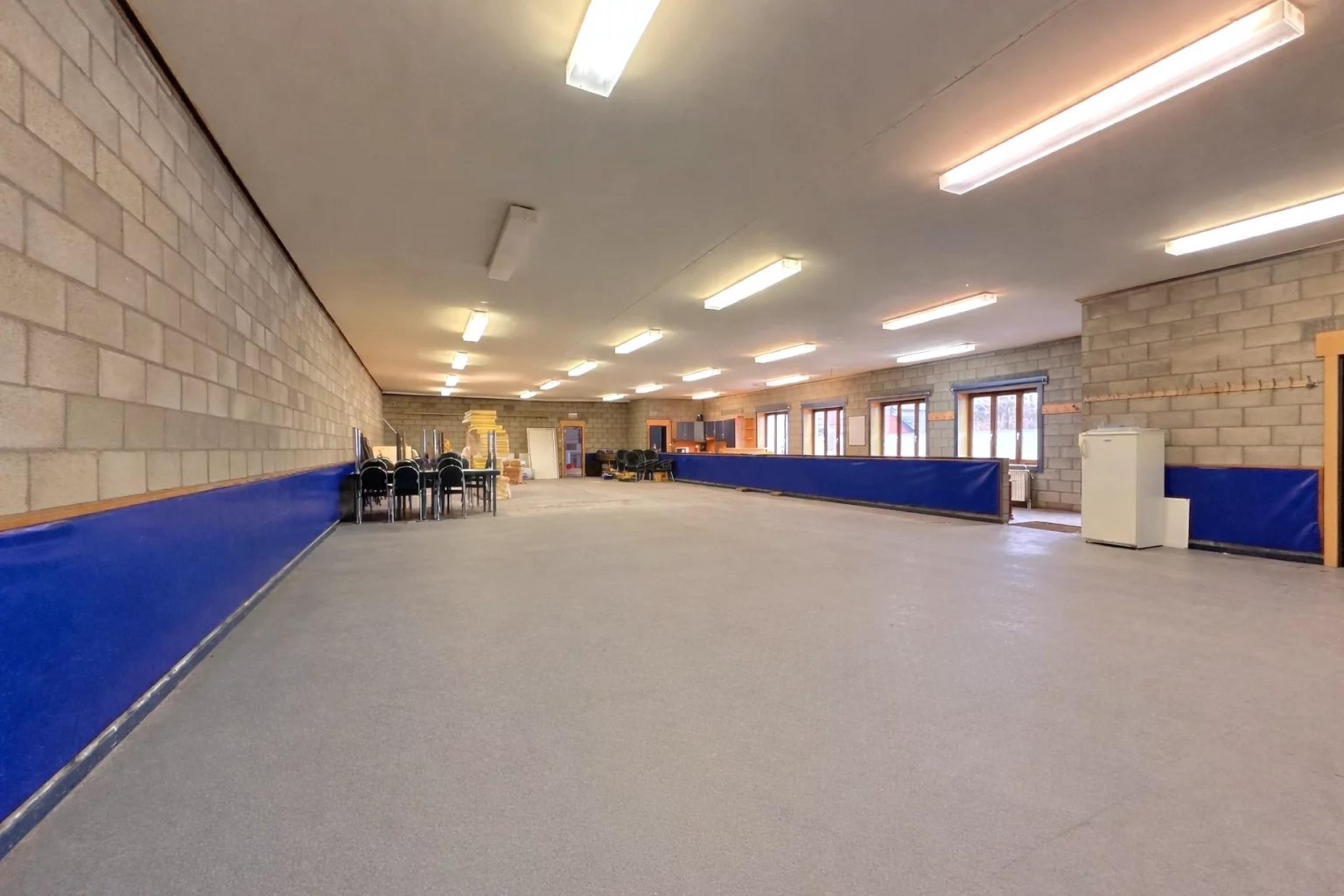 Entrepôt et salle de réception/bureau
