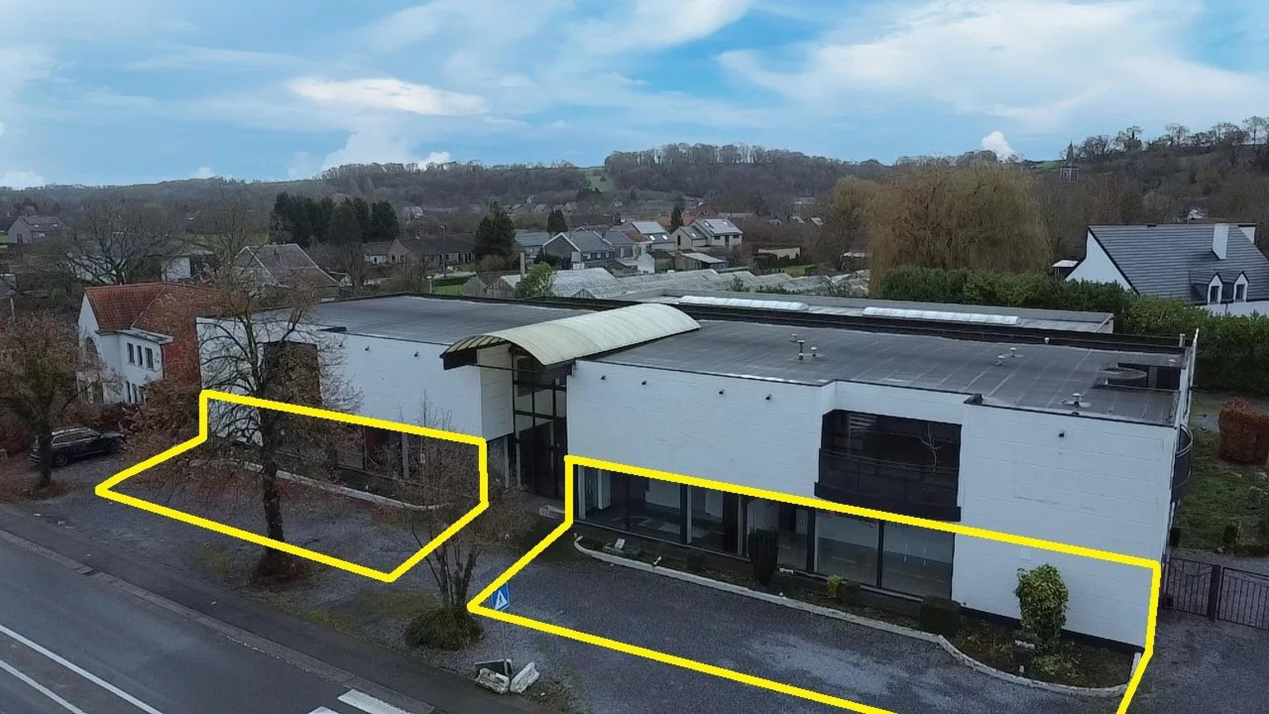 Espaces commerciaux de 300 m² et 215 m² avec bureau de 48 m²