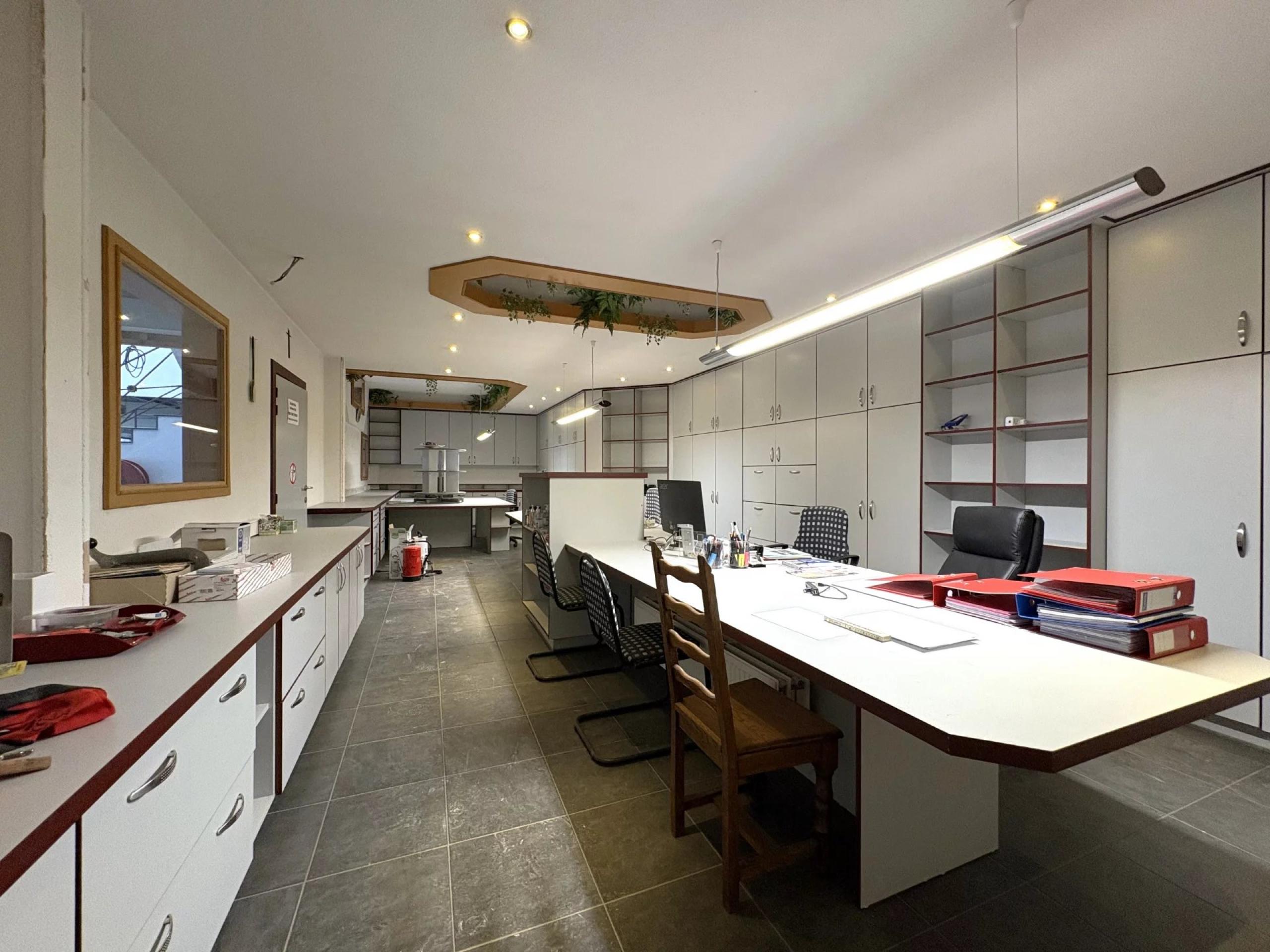 Espaces commerciaux de 300 m² et 215 m² avec bureau de 48 m²